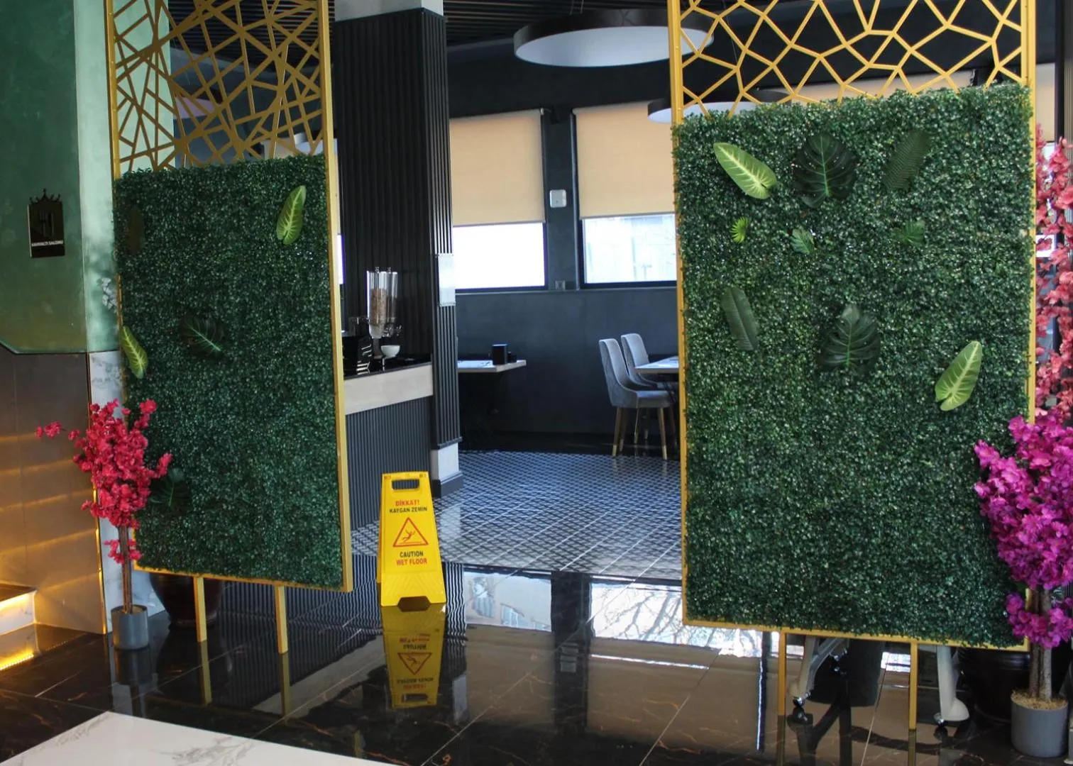 Restaurant/places to eat in Aram Otel Business & Luxury