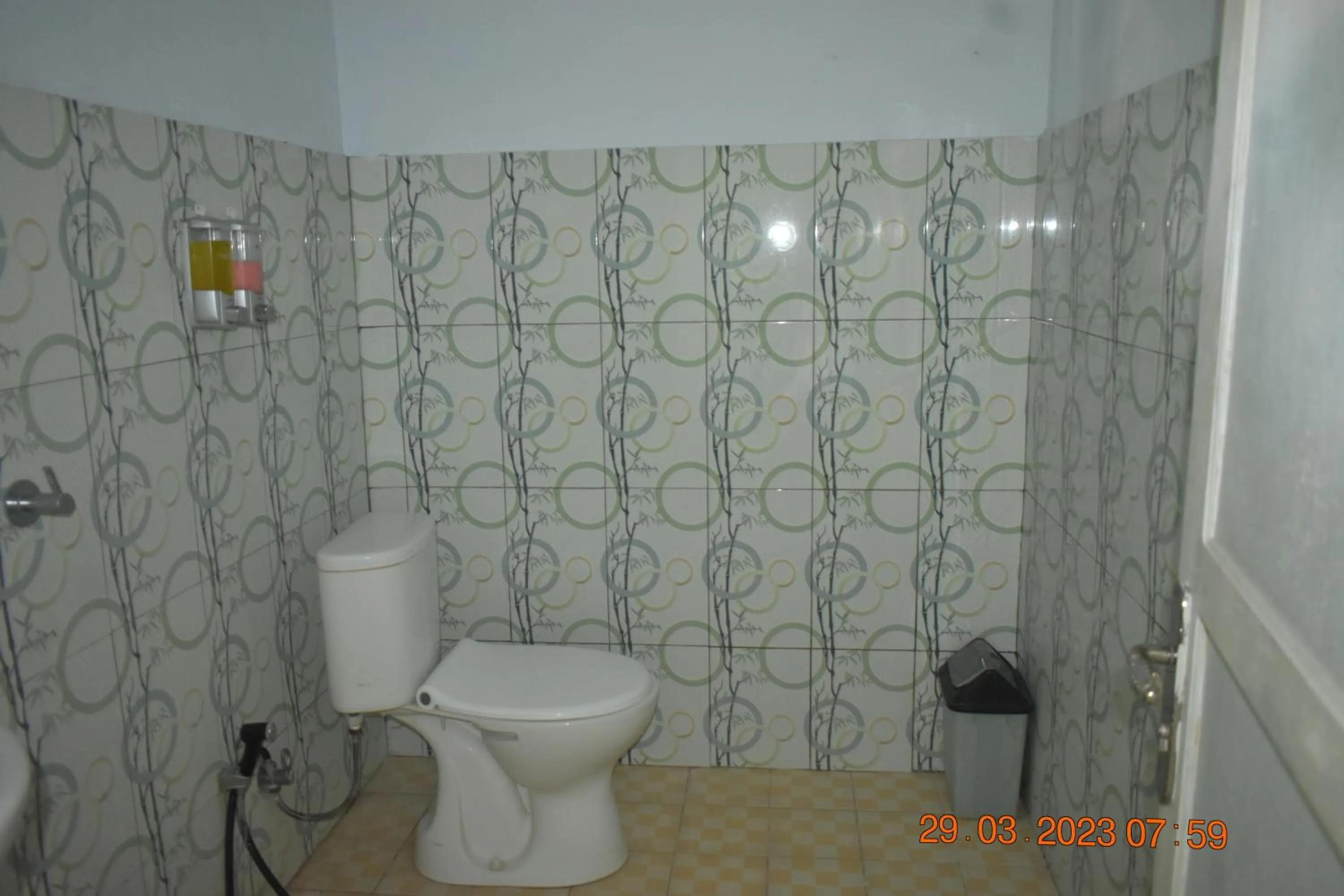 Shower in Del Mar Home Stay