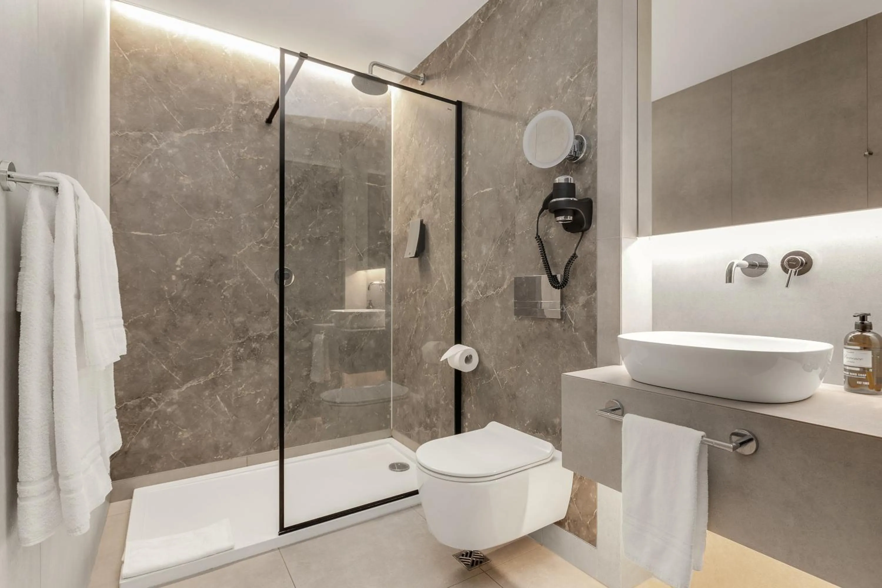 Shower in Konvin Hotel by Reykjavik Keflavik Airport