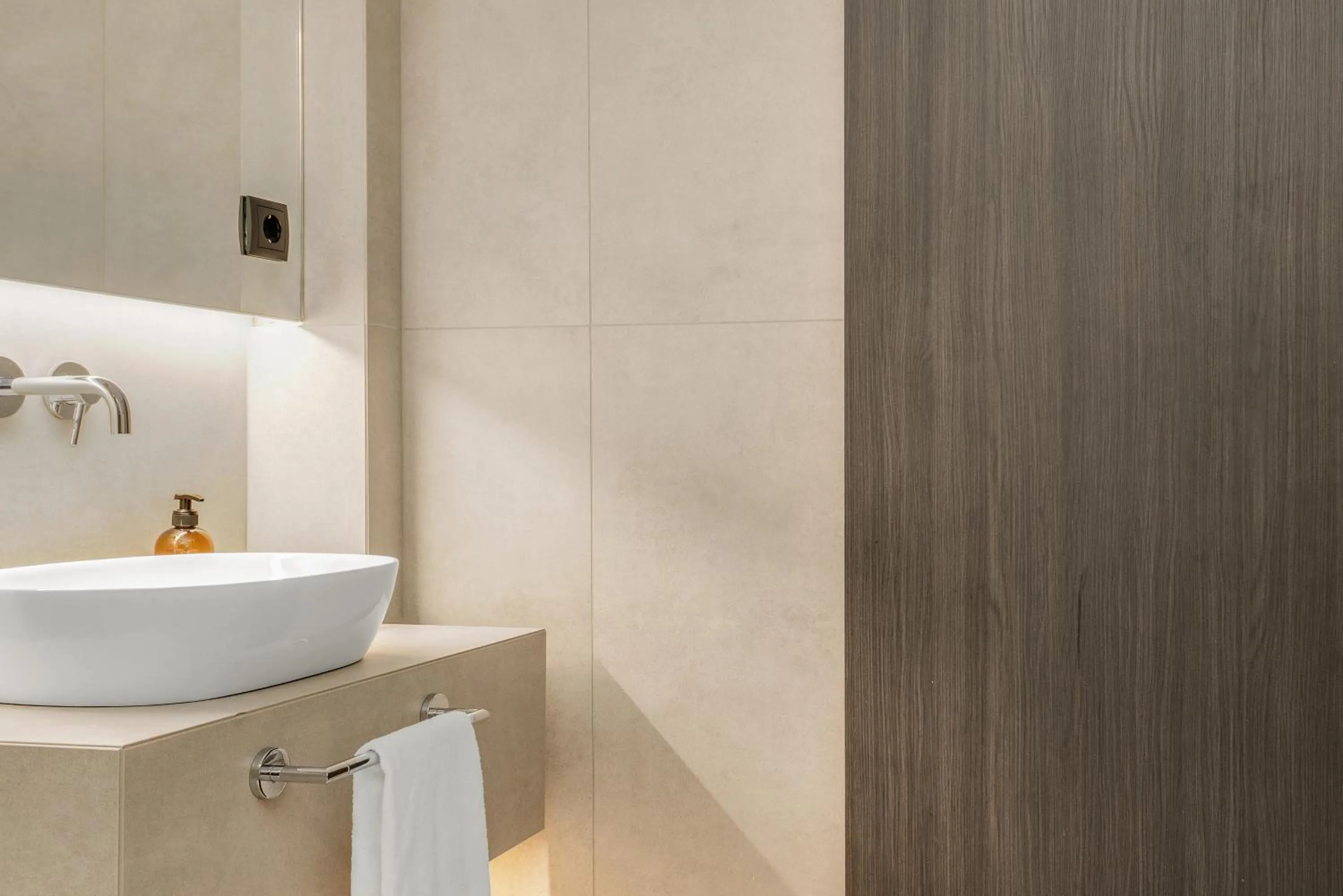 Shower in Konvin Hotel by Reykjavik Keflavik Airport