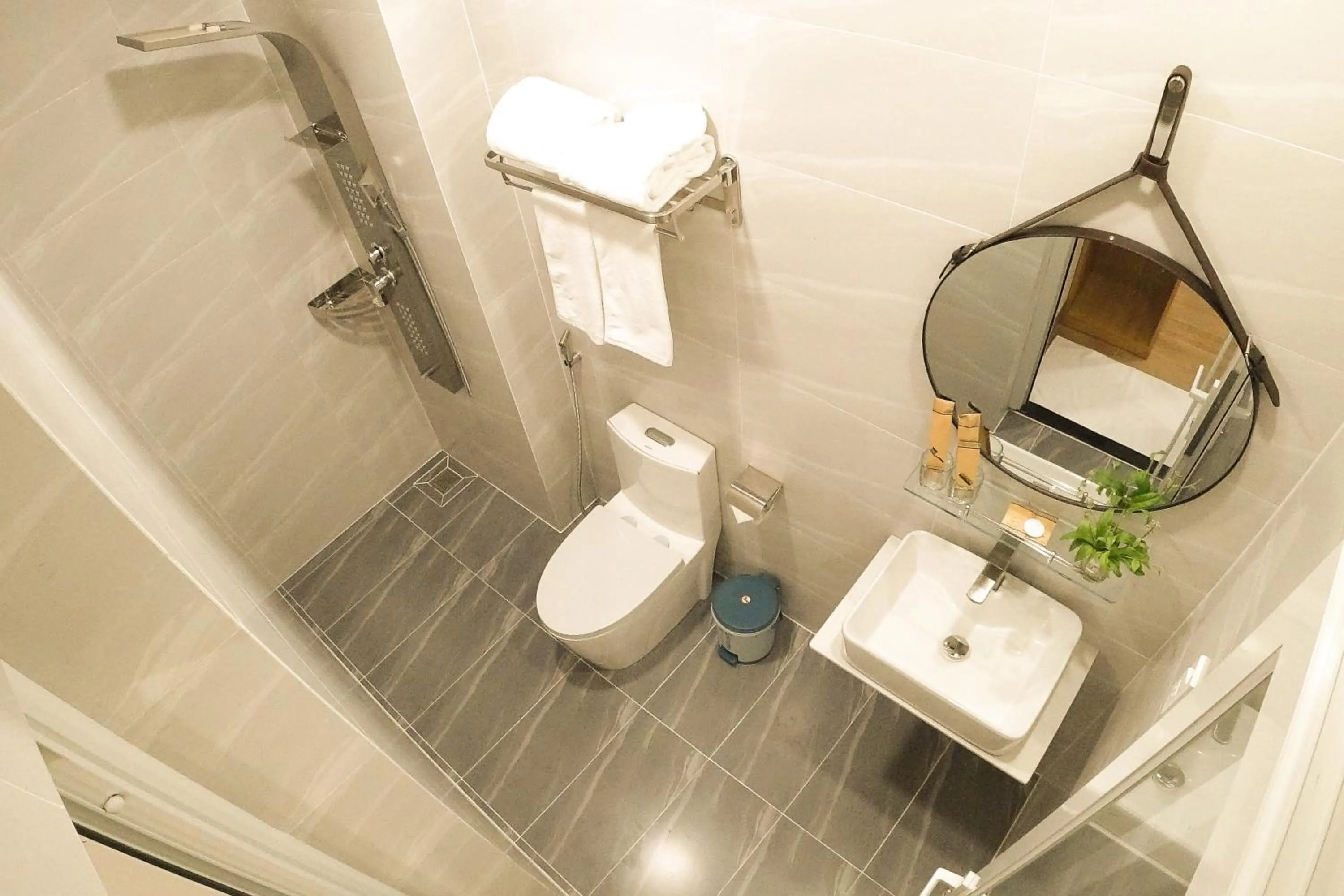 Toilet in Vy's House Phanthiet Hotel