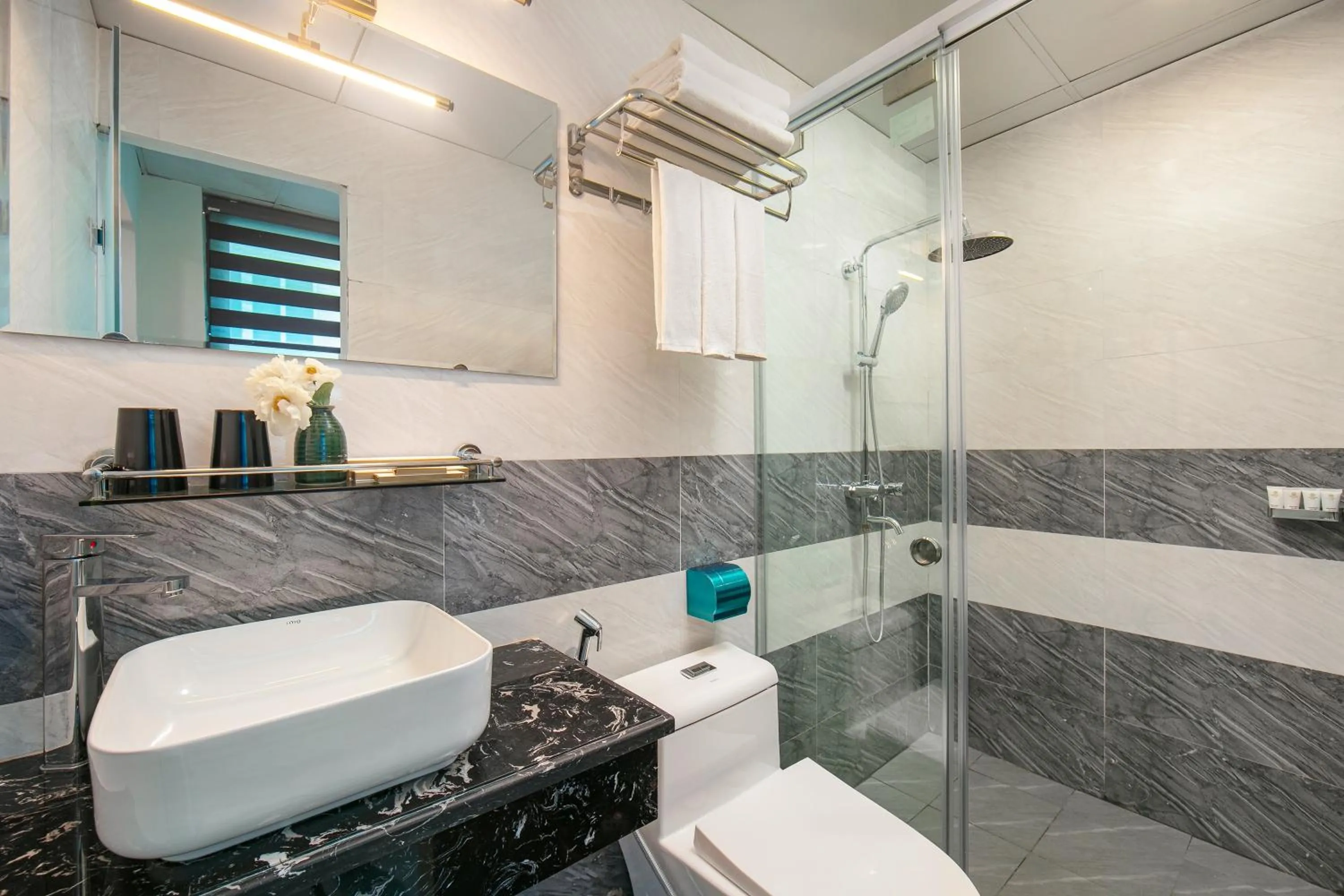 Shower in Tunger Grand Hotel