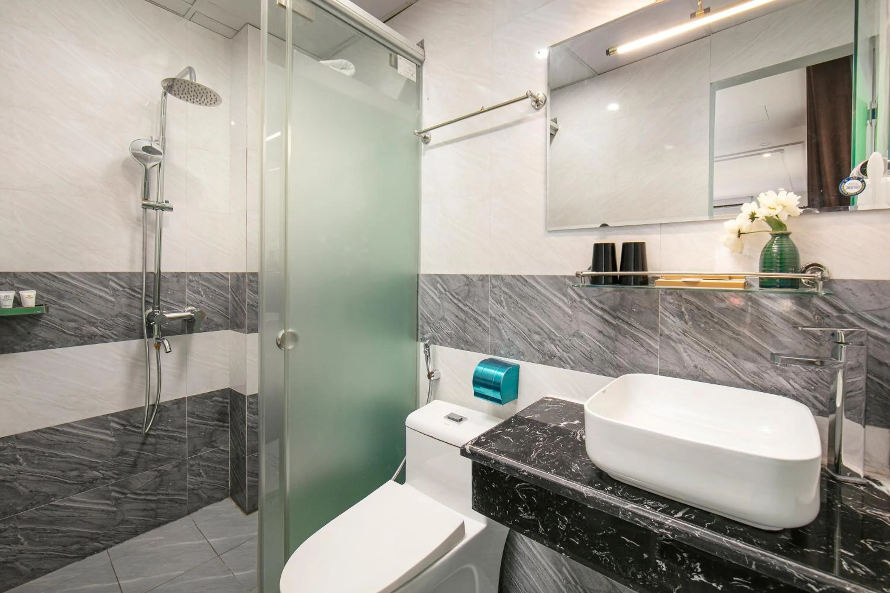 Shower in Tunger Grand Hotel