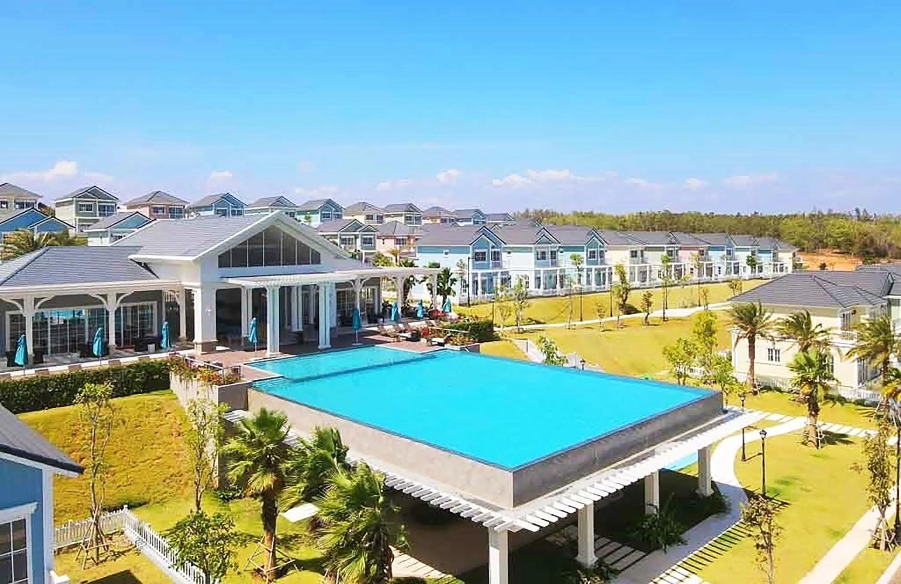 Swimming pool in Novaworld Villas