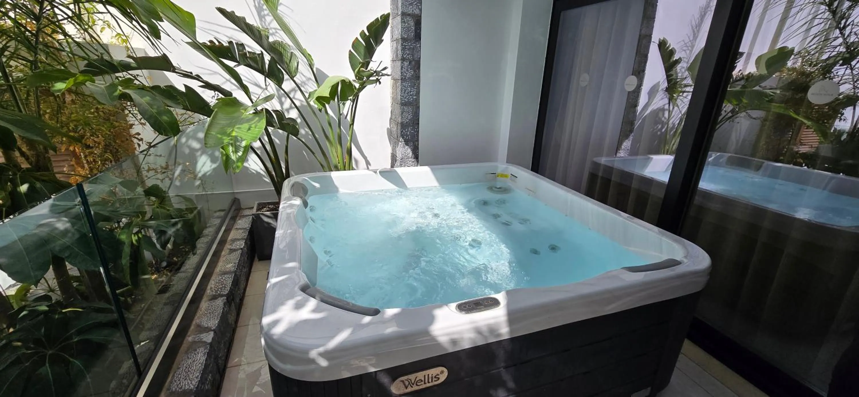 Hot Tub in Beach Walk Luxury Suites