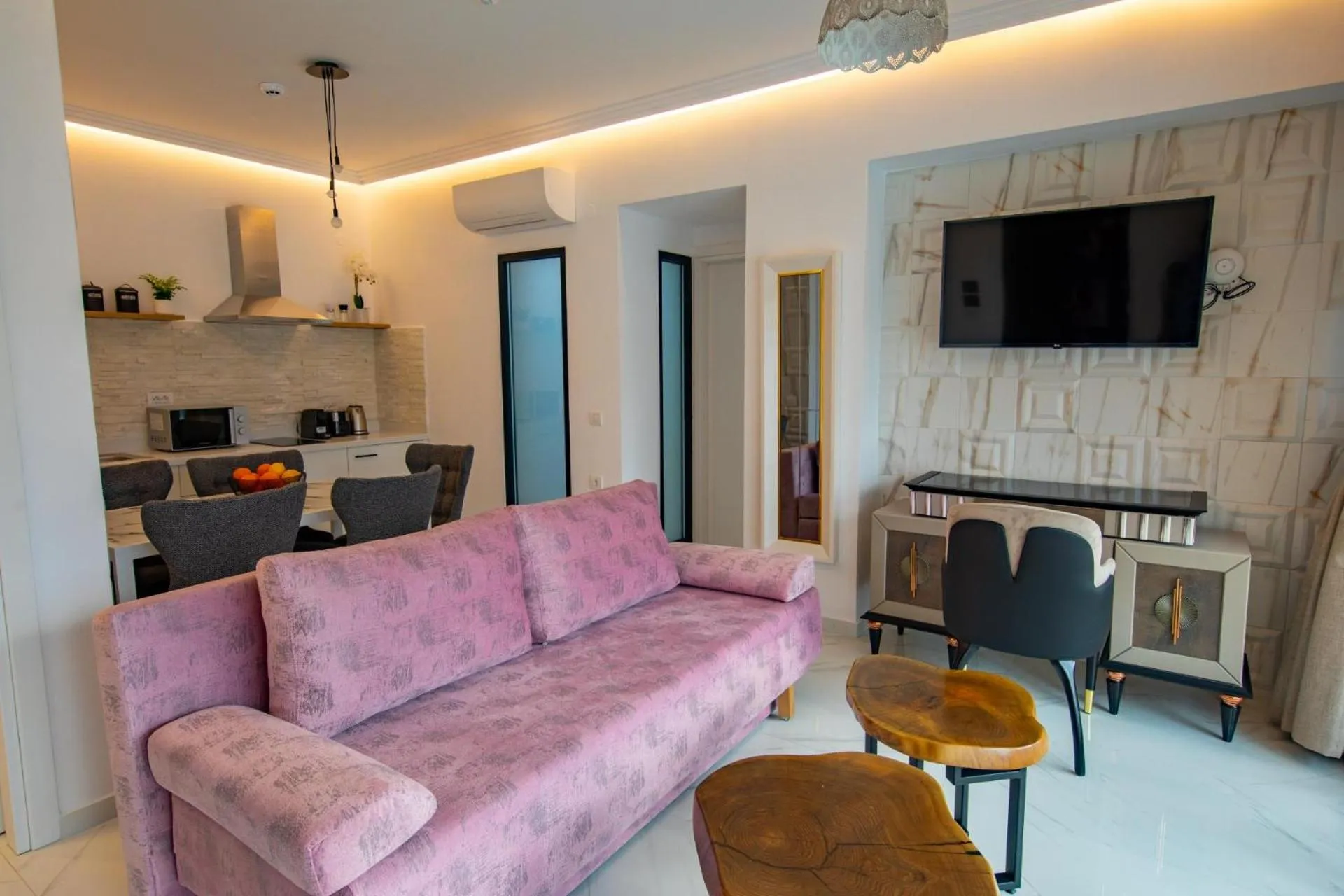 TV and multimedia in Beach Walk Luxury Suites