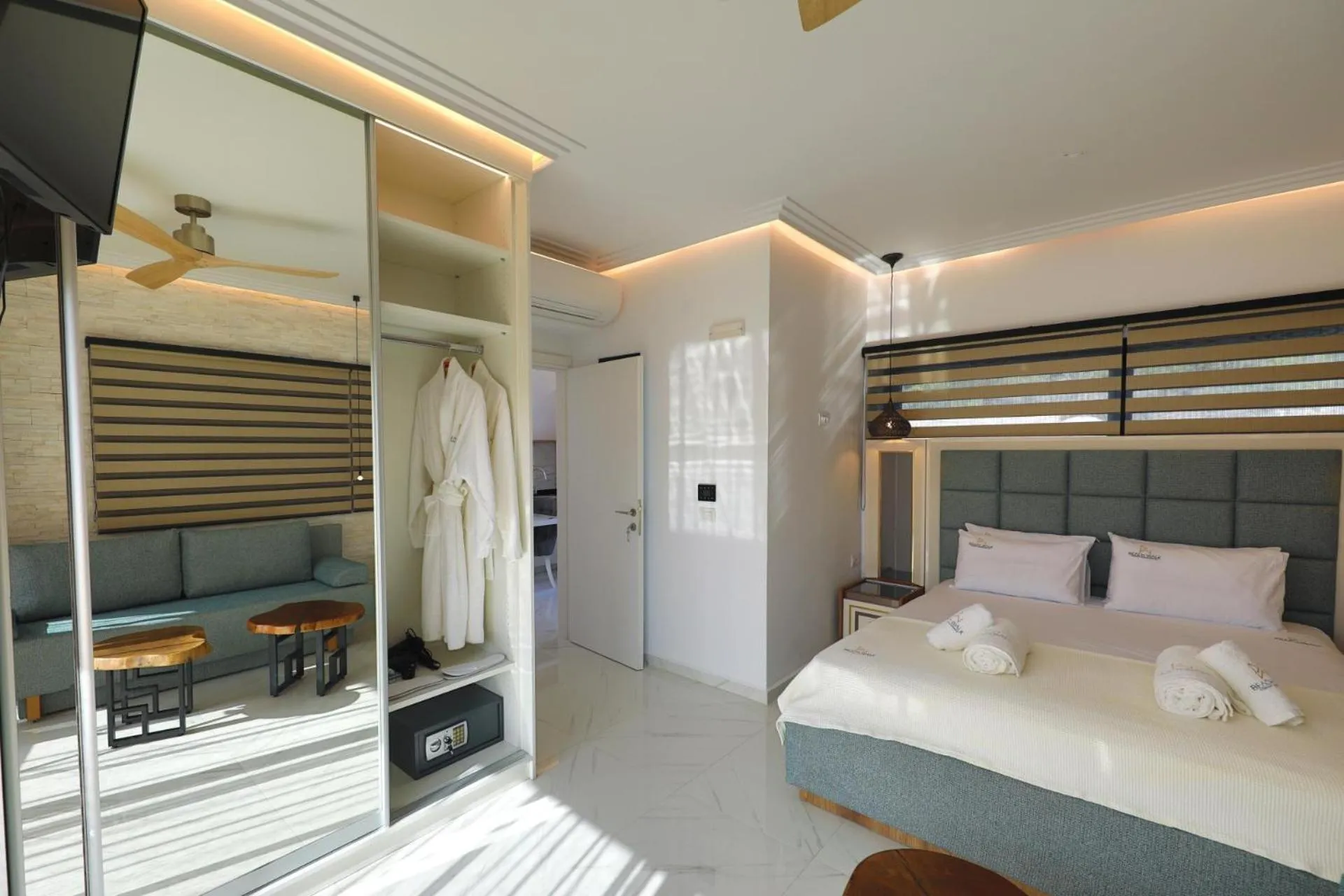 TV and multimedia, Bed in Beach Walk Luxury Suites