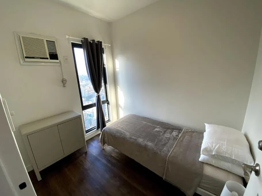 Bed in Modern Condo Apt in Flair Tower South, Mandaluyong