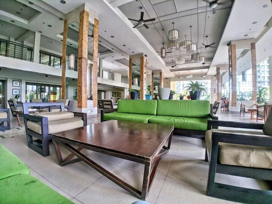 Restaurant/places to eat in Modern Condo Apt in Flair Tower South, Mandaluyong