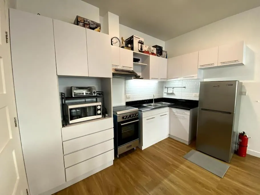 Kitchen or kitchenette in Modern Condo Apt in Flair Tower South, Mandaluyong