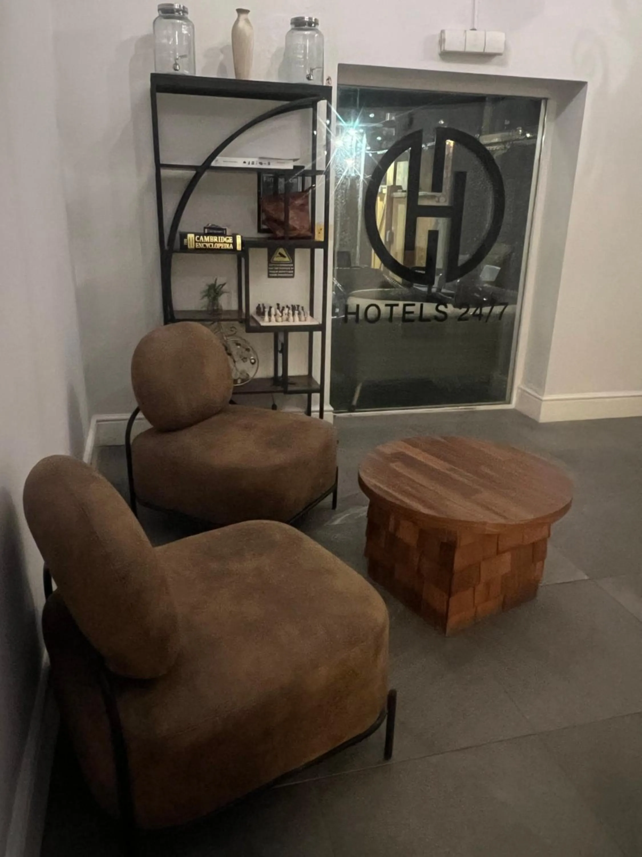 Seating area in Hotels 24-7 - The Old Victoria Hotel