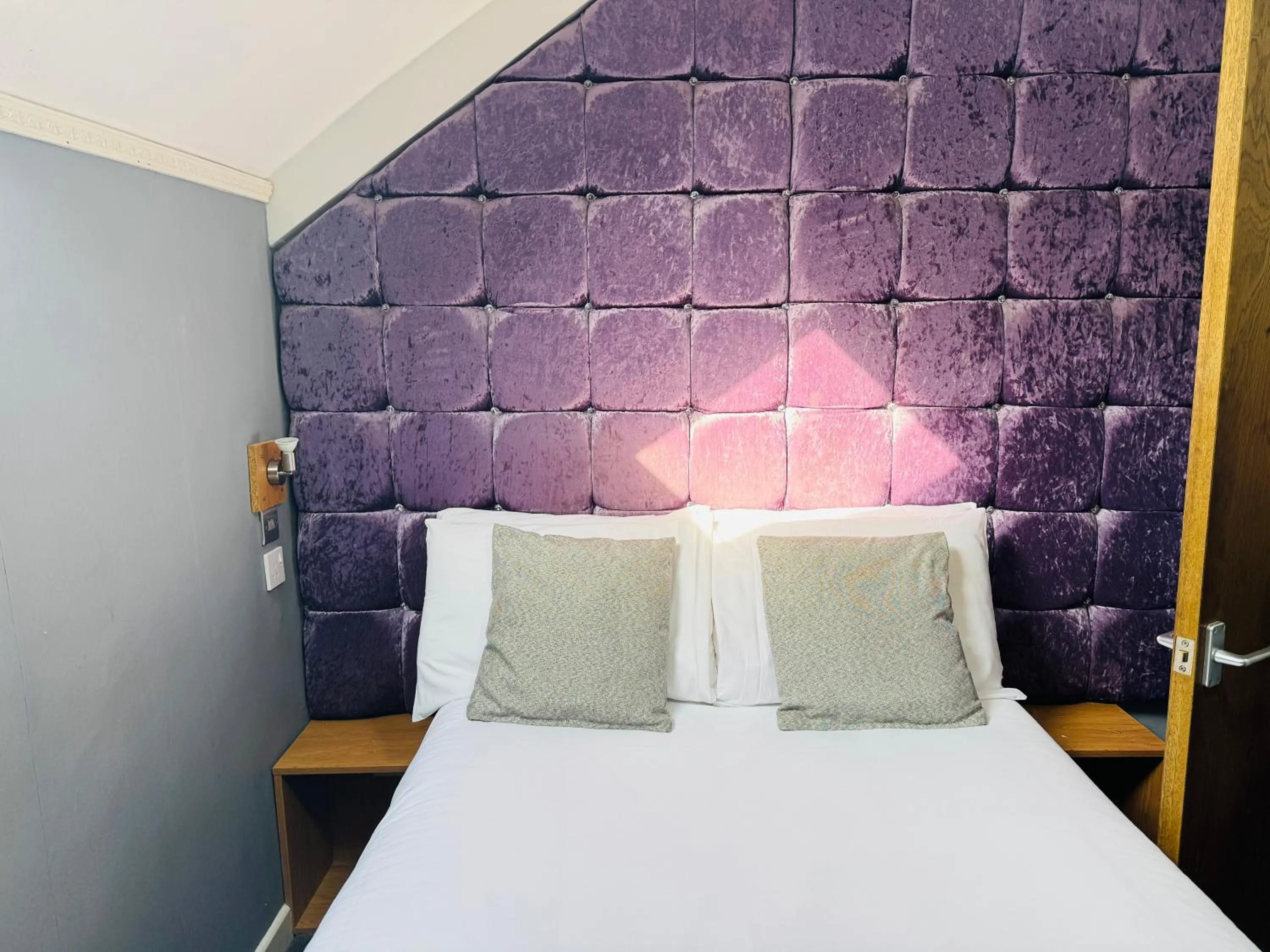 Bed in Hotels 24-7 - The Old Victoria Hotel