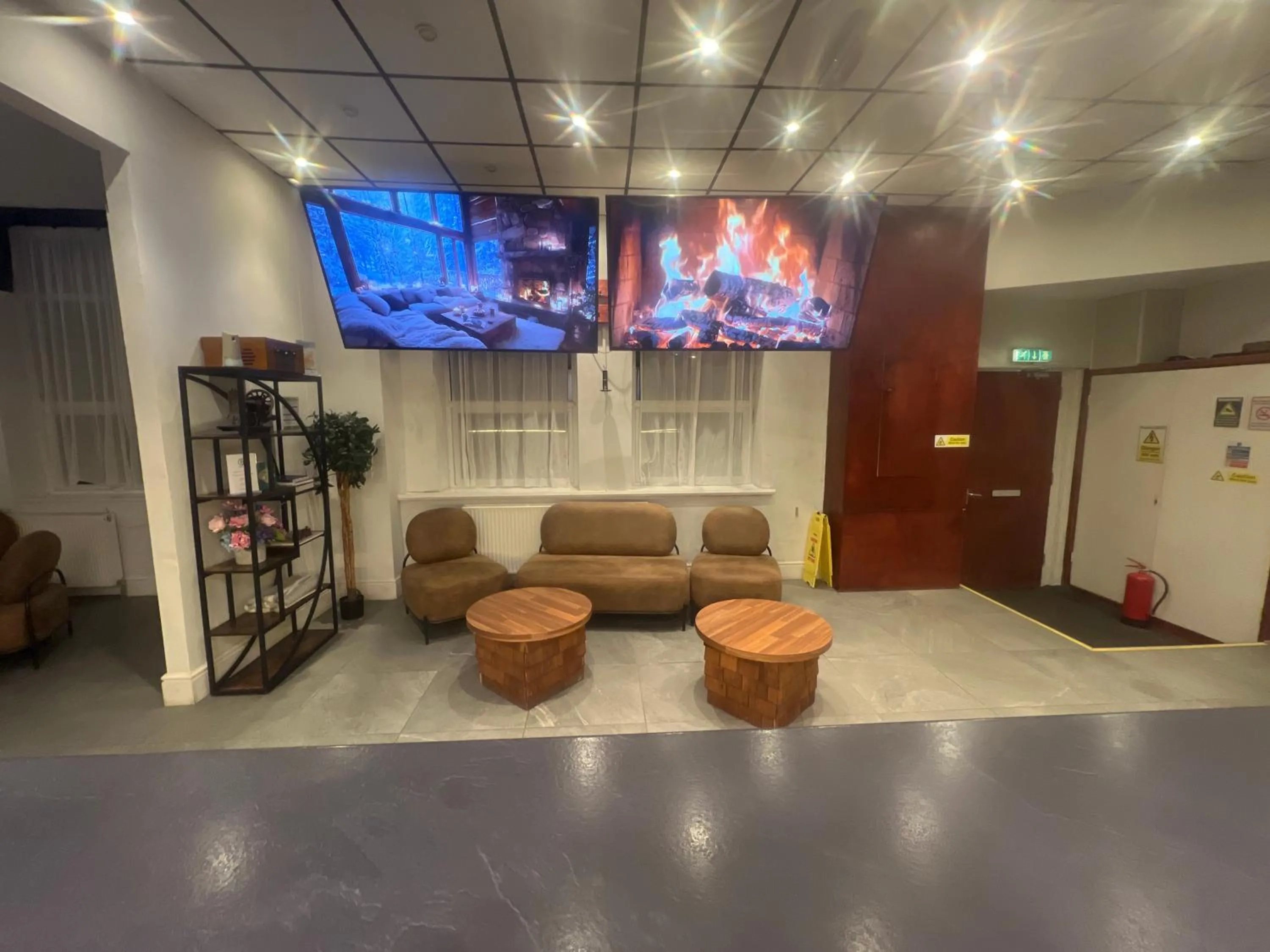 Communal lounge/ TV room in Hotels 24-7 - The Old Victoria Hotel