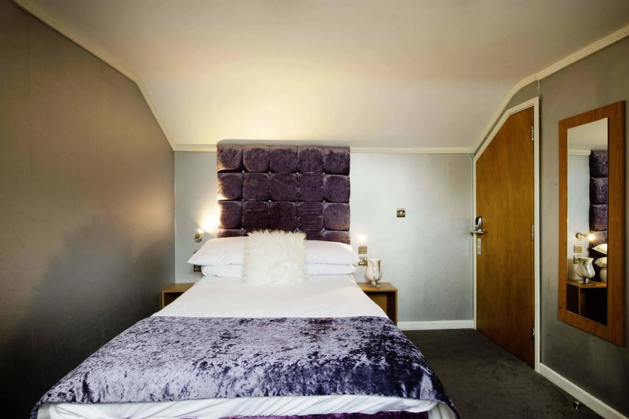 Bed in Hotels 24-7 - The Old Victoria Hotel