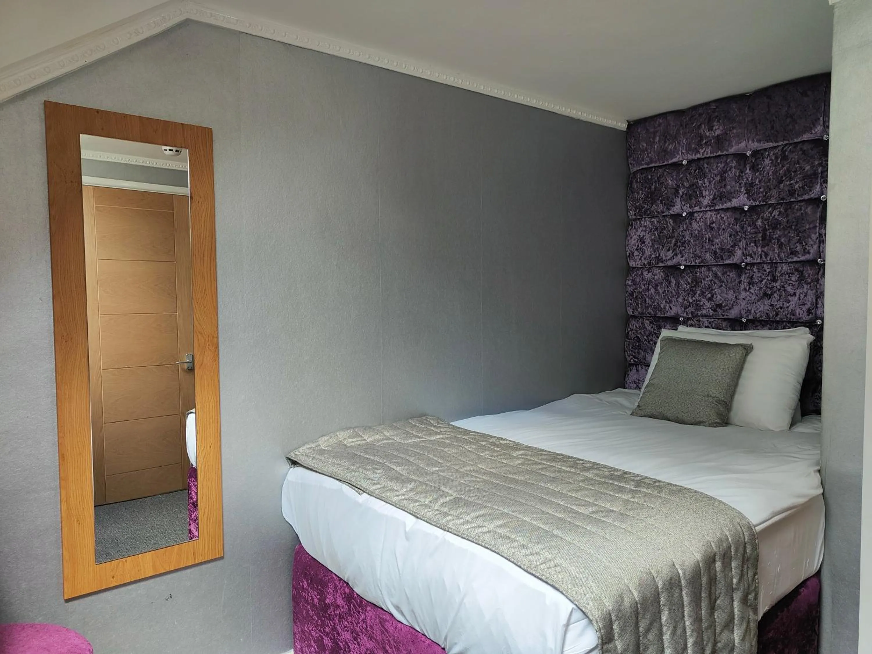 Bed in Hotels 24-7 - The Old Victoria Hotel