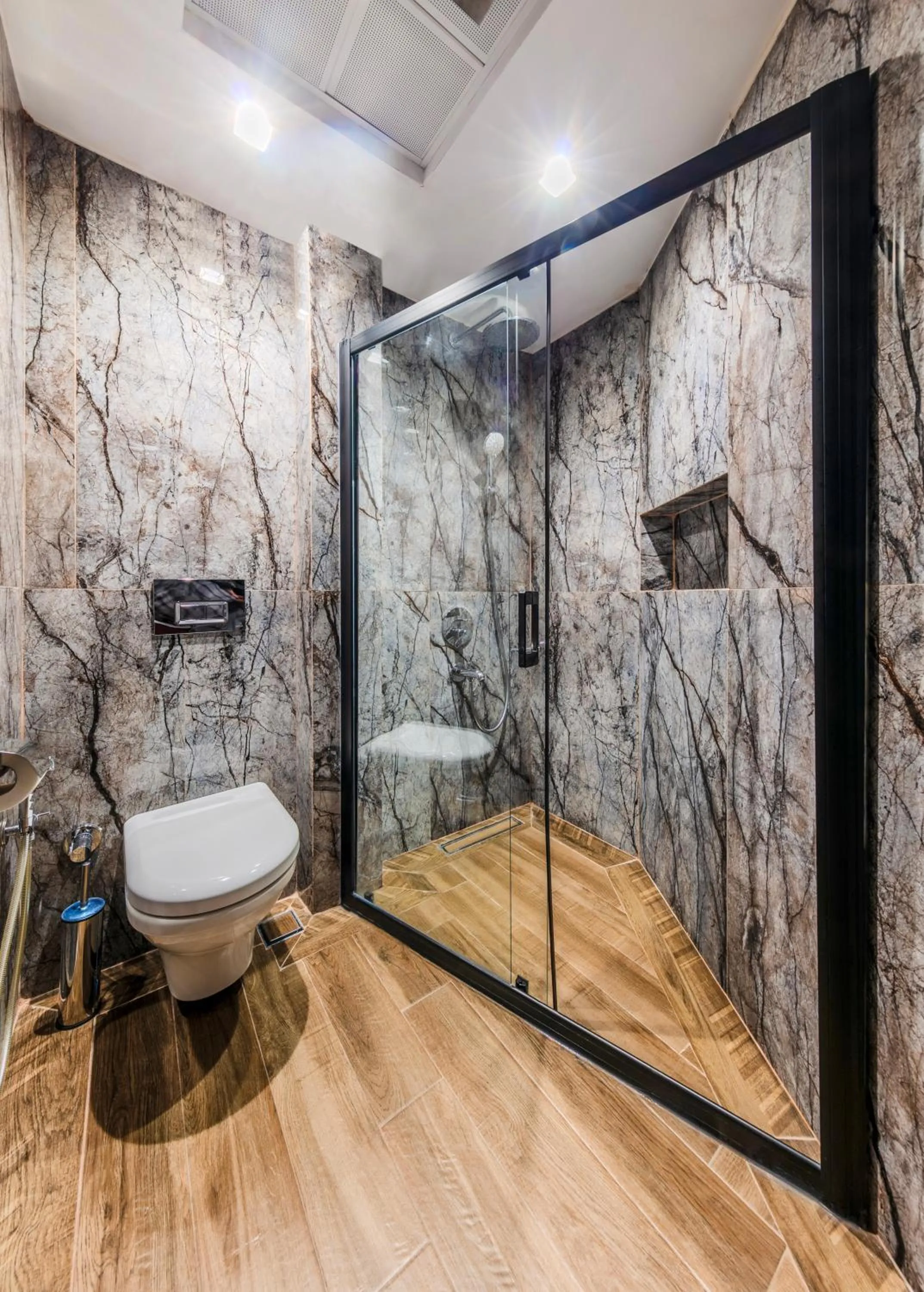 Shower in Heaven Premium Hotel Restaurant & Airport Shuttle