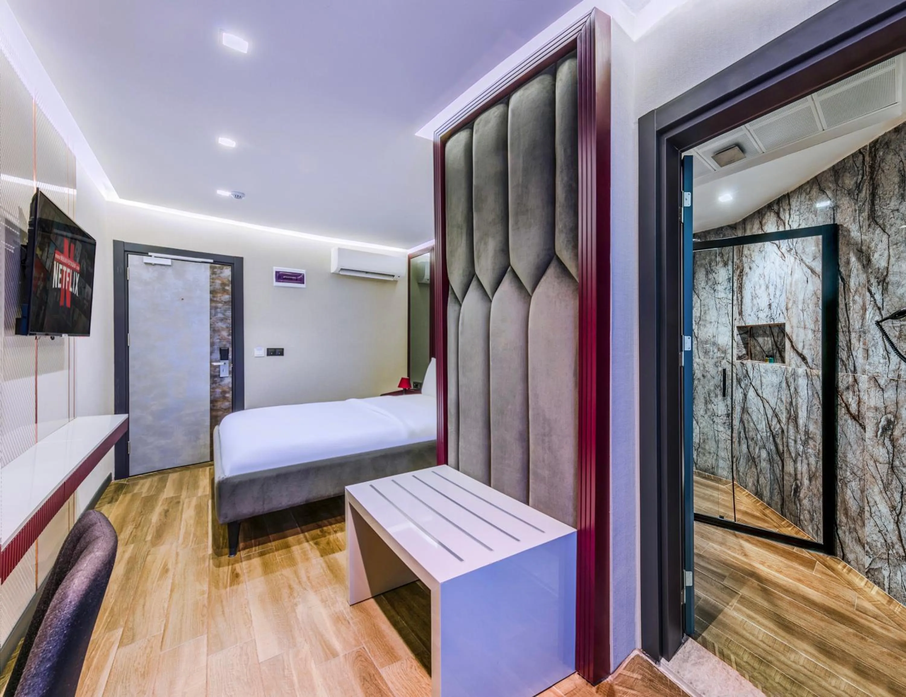 Photo of the whole room, Bed in Heaven Premium Hotel Restaurant & Airport Shuttle