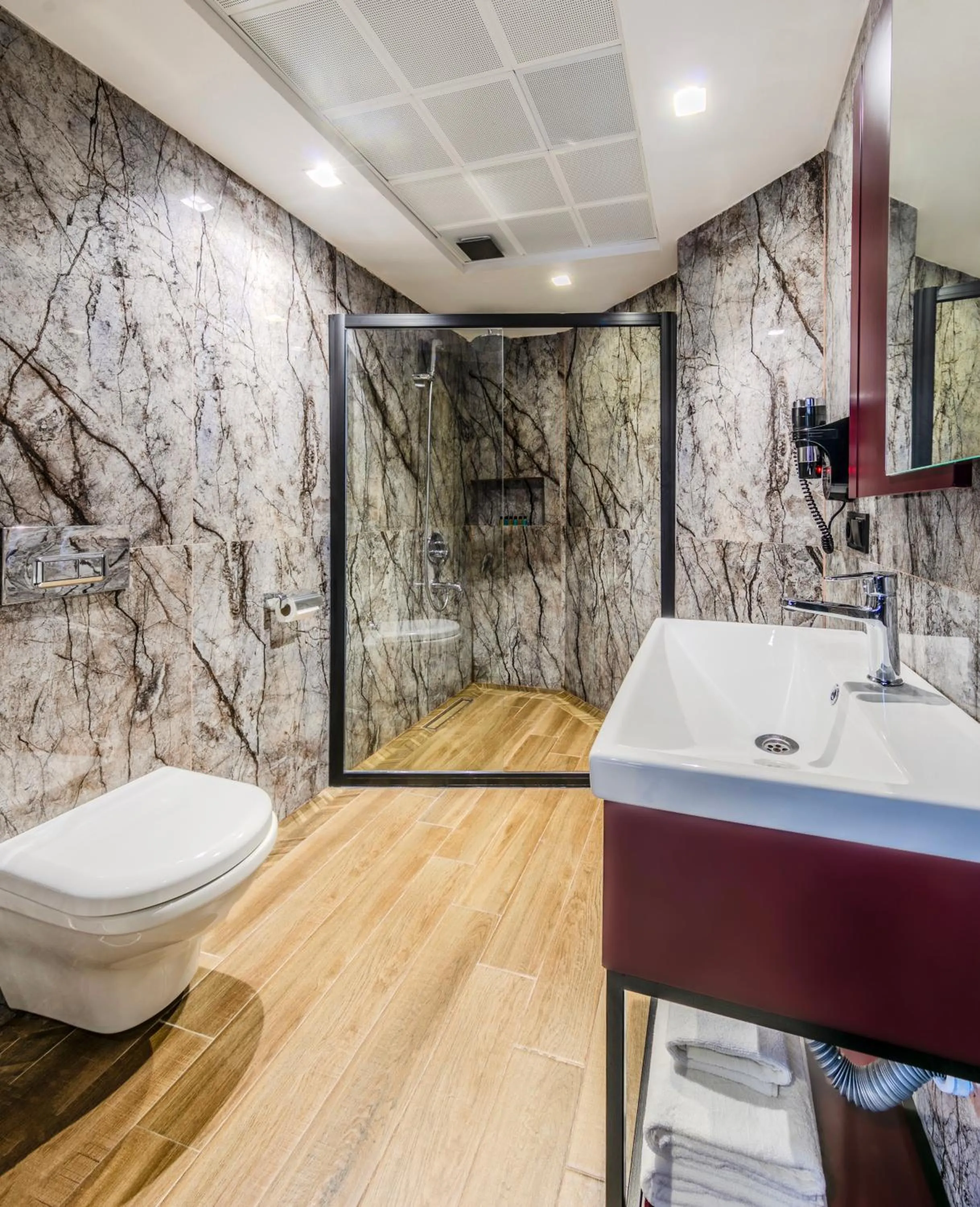 Shower in Heaven Premium Hotel Restaurant & Airport Shuttle