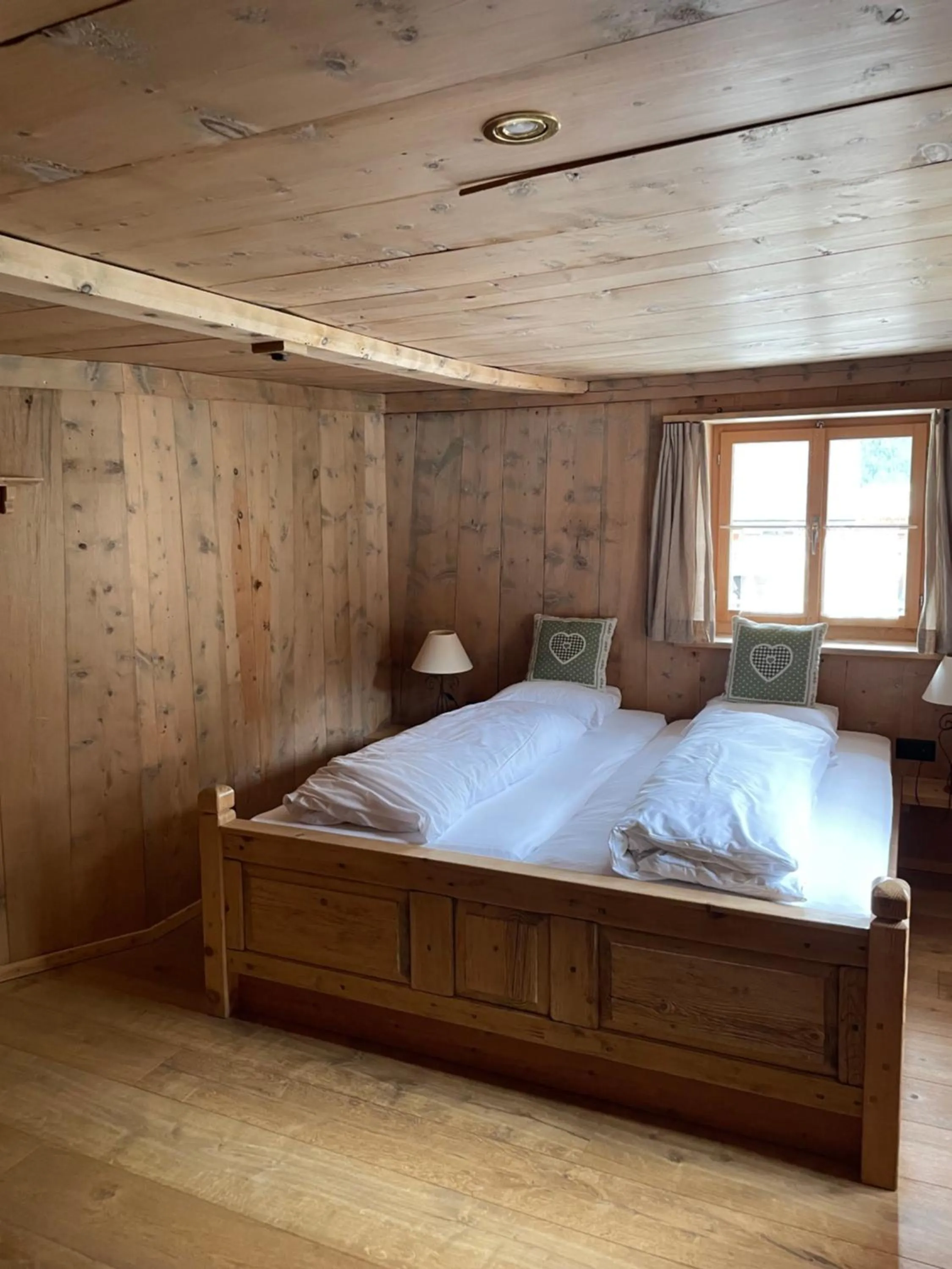 Bedroom, Bed in Alpengasthof Crusch Alba ed Alvetern, S-charl