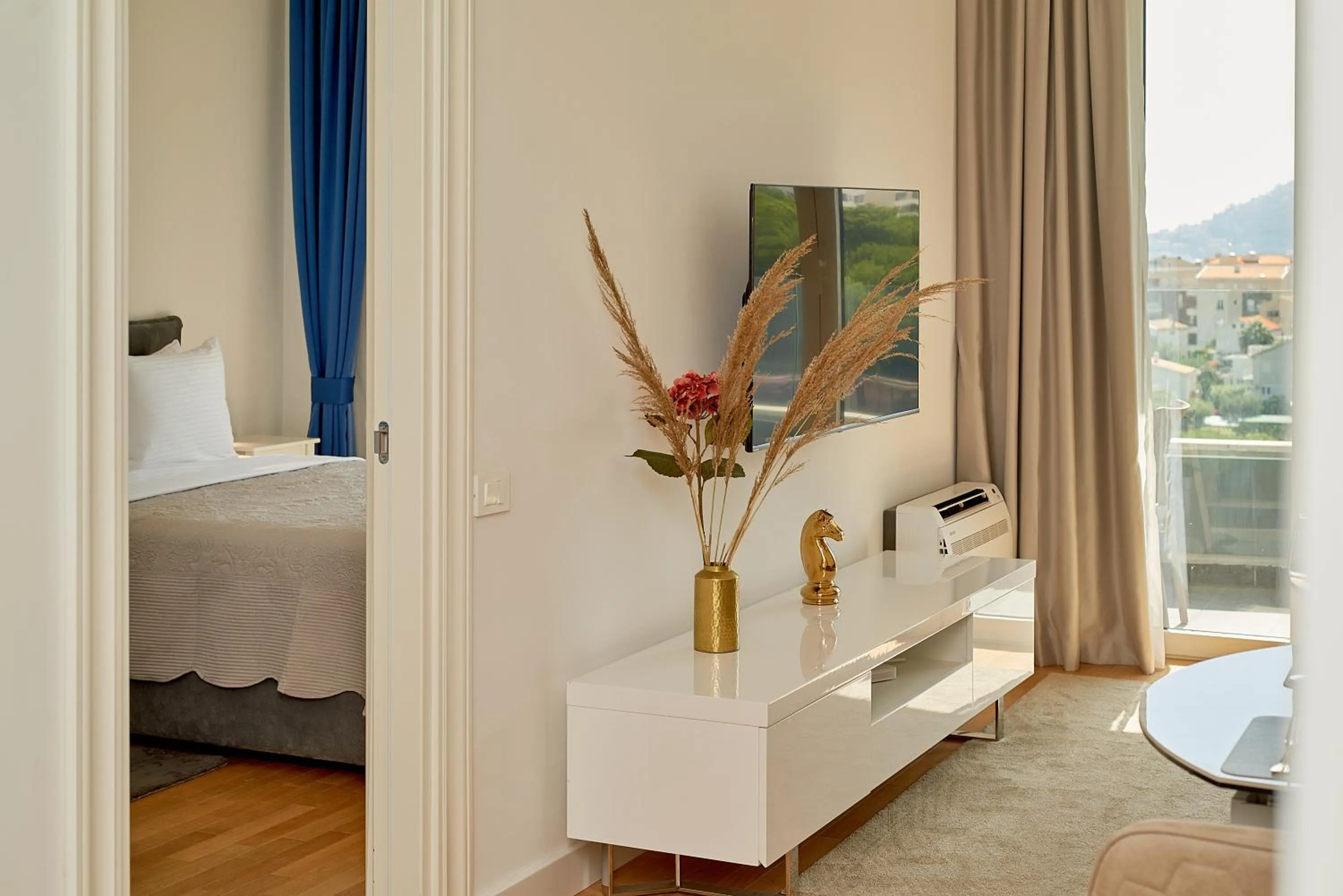 Photo of the whole room, Bed in Skyline resort