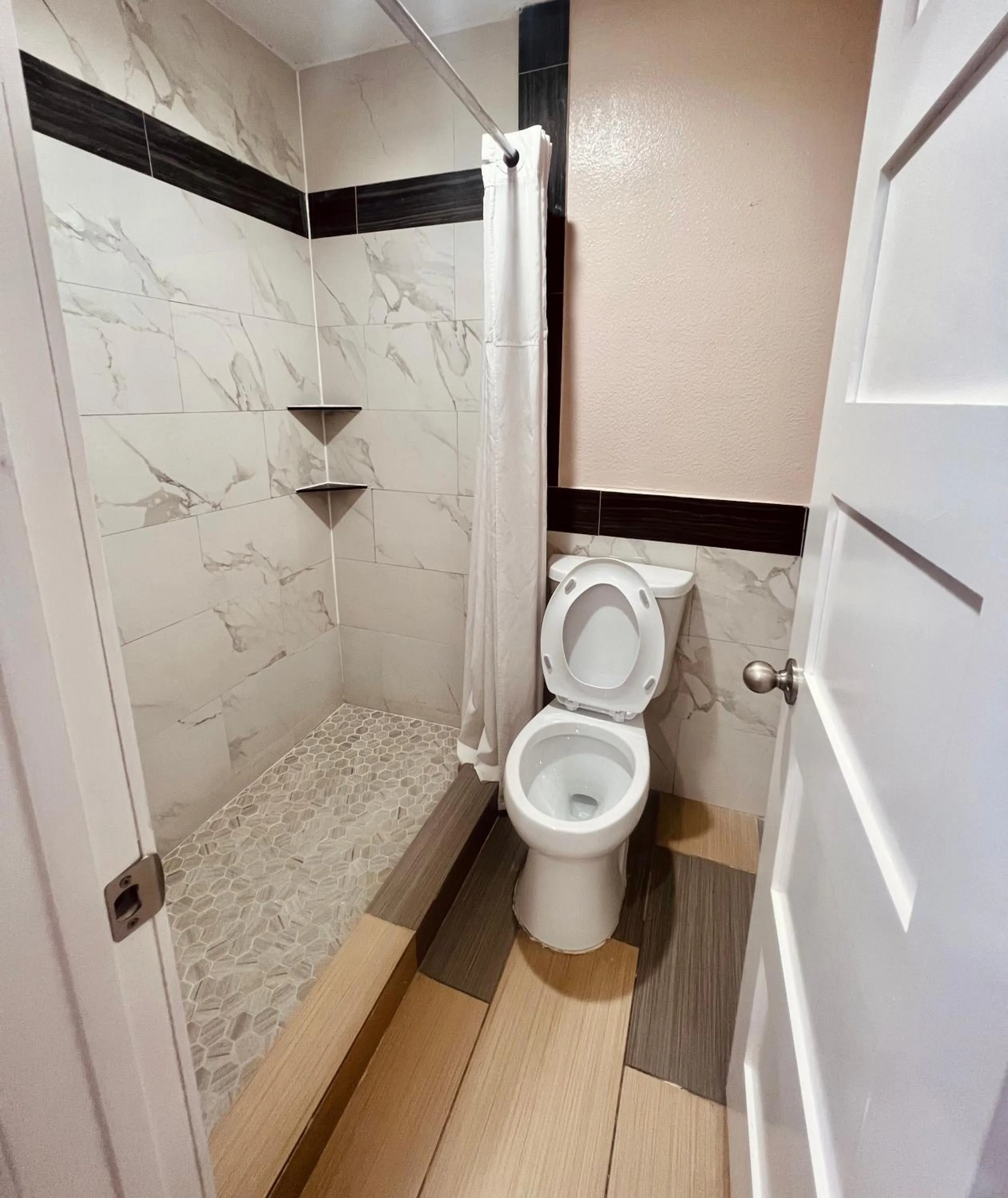 Shower in Hollywood INN - Downtown Houston