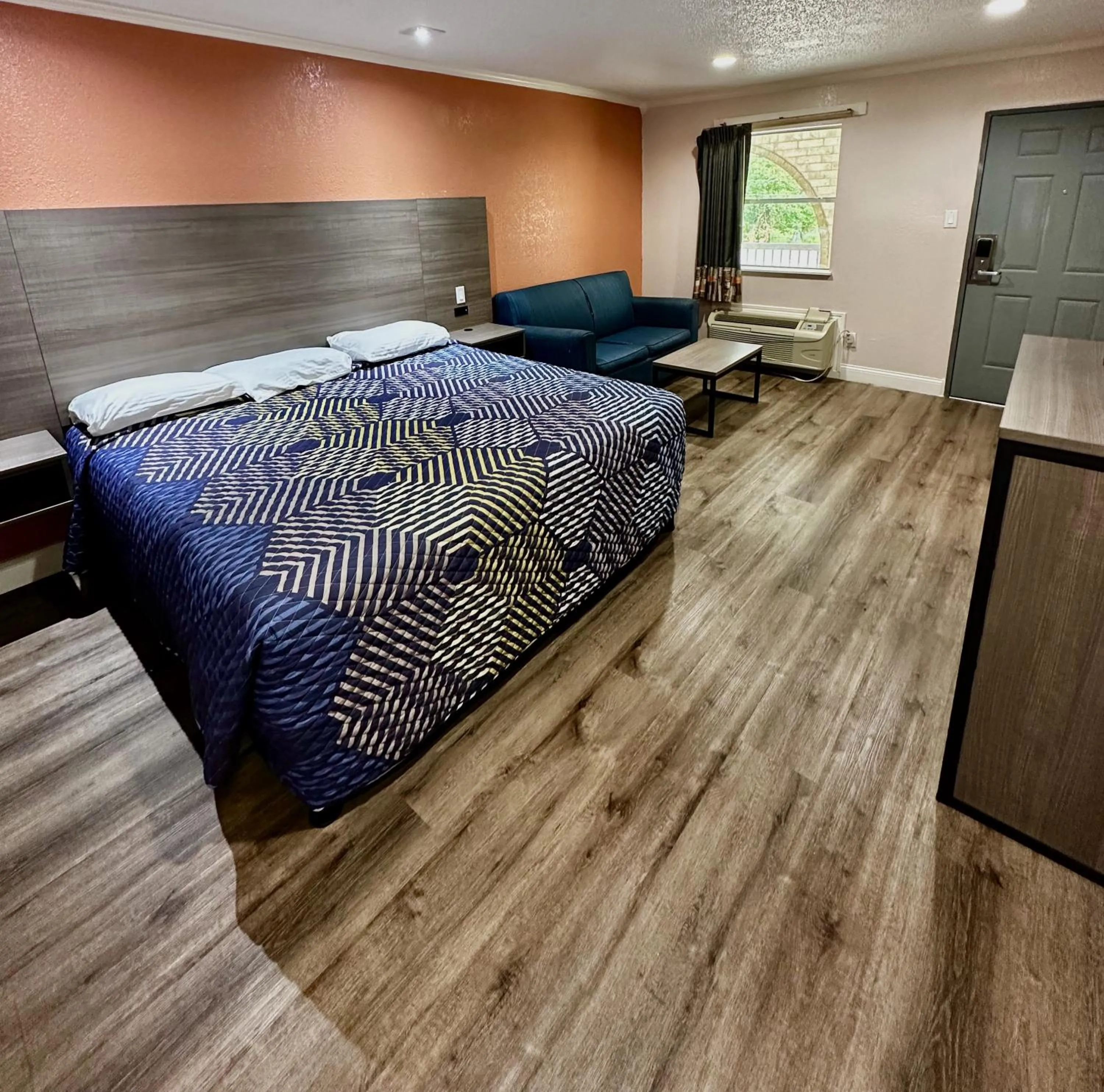 Staff, Bed in Hollywood INN - Downtown Houston