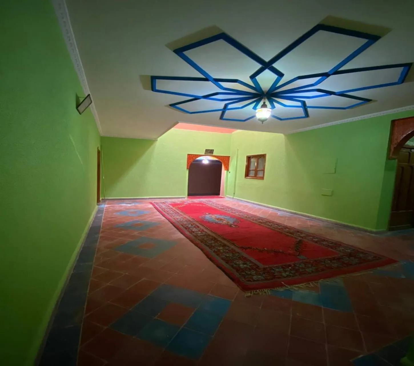 trouser press, Bed in La Perle Du Drâa