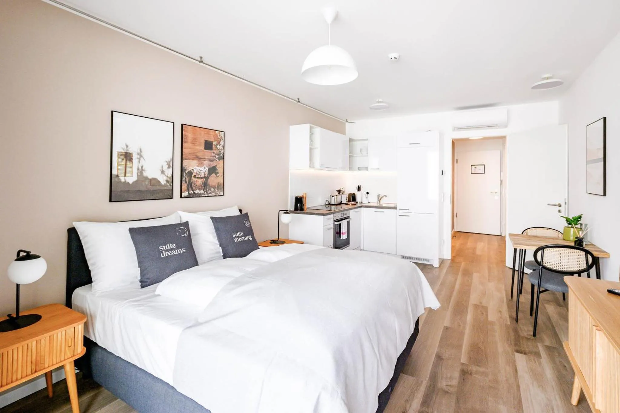 Kitchen or kitchenette, Bed in Limehome Budapest Mosonyi