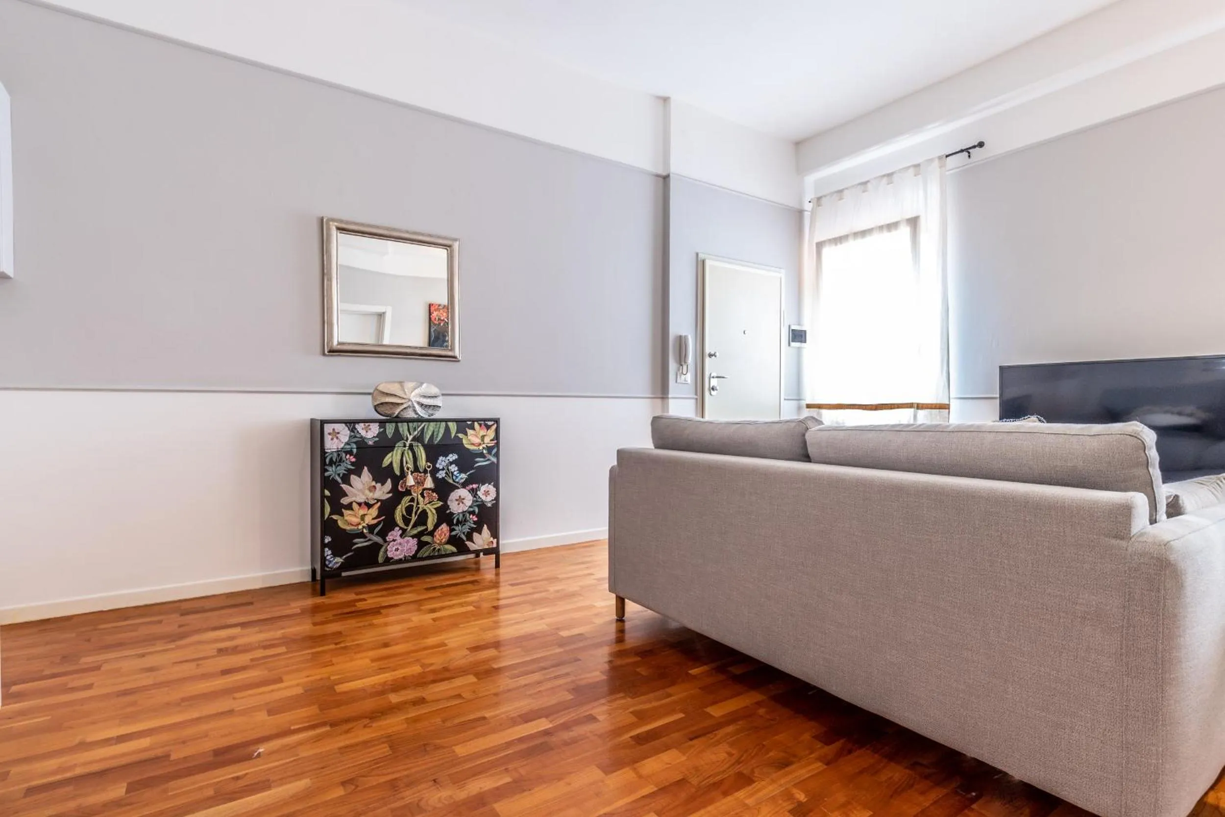 Living room, Bed in HouSmart Capo di Lucca 1