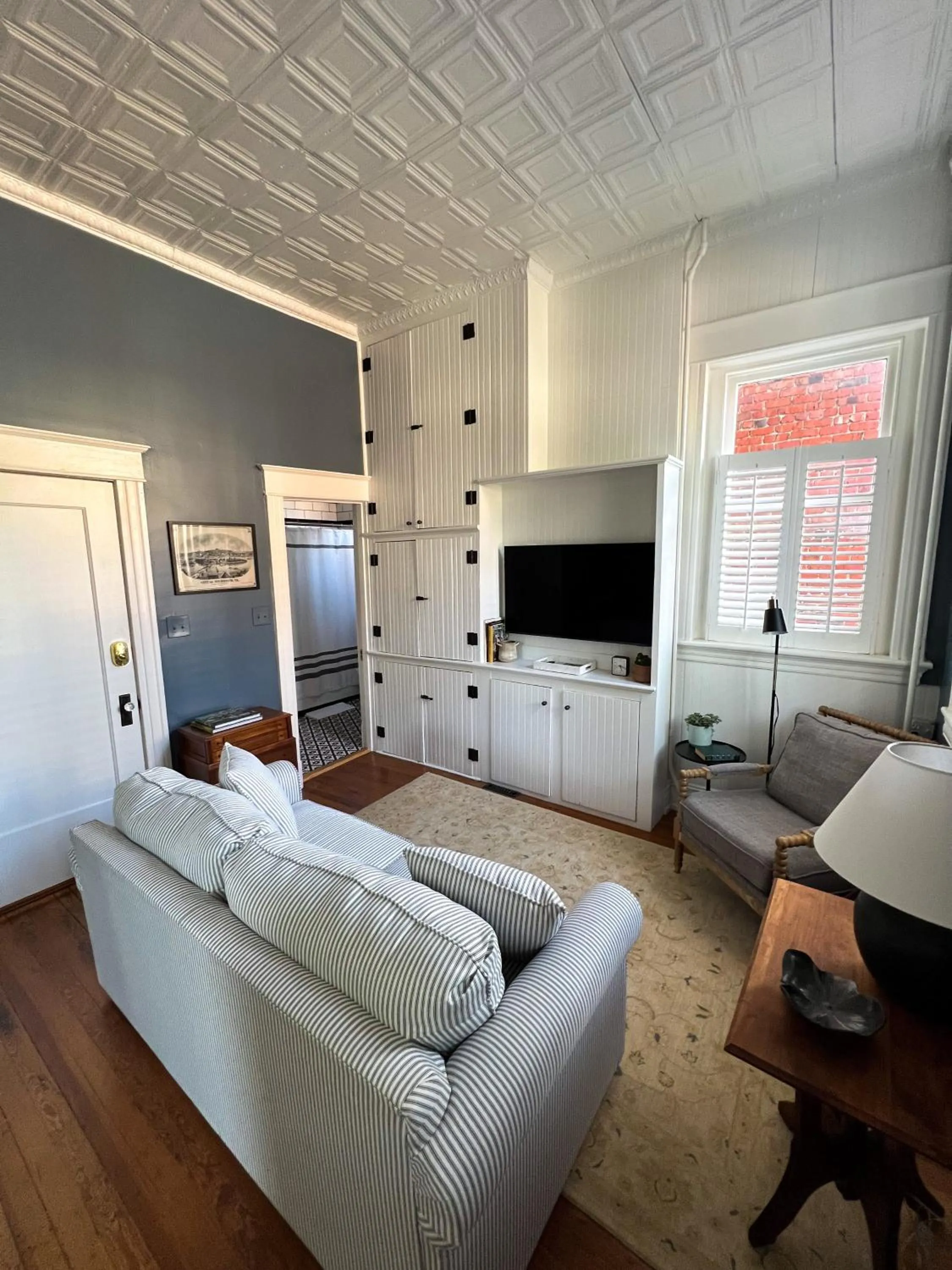 Living room, Bed in The Boulevard Inn