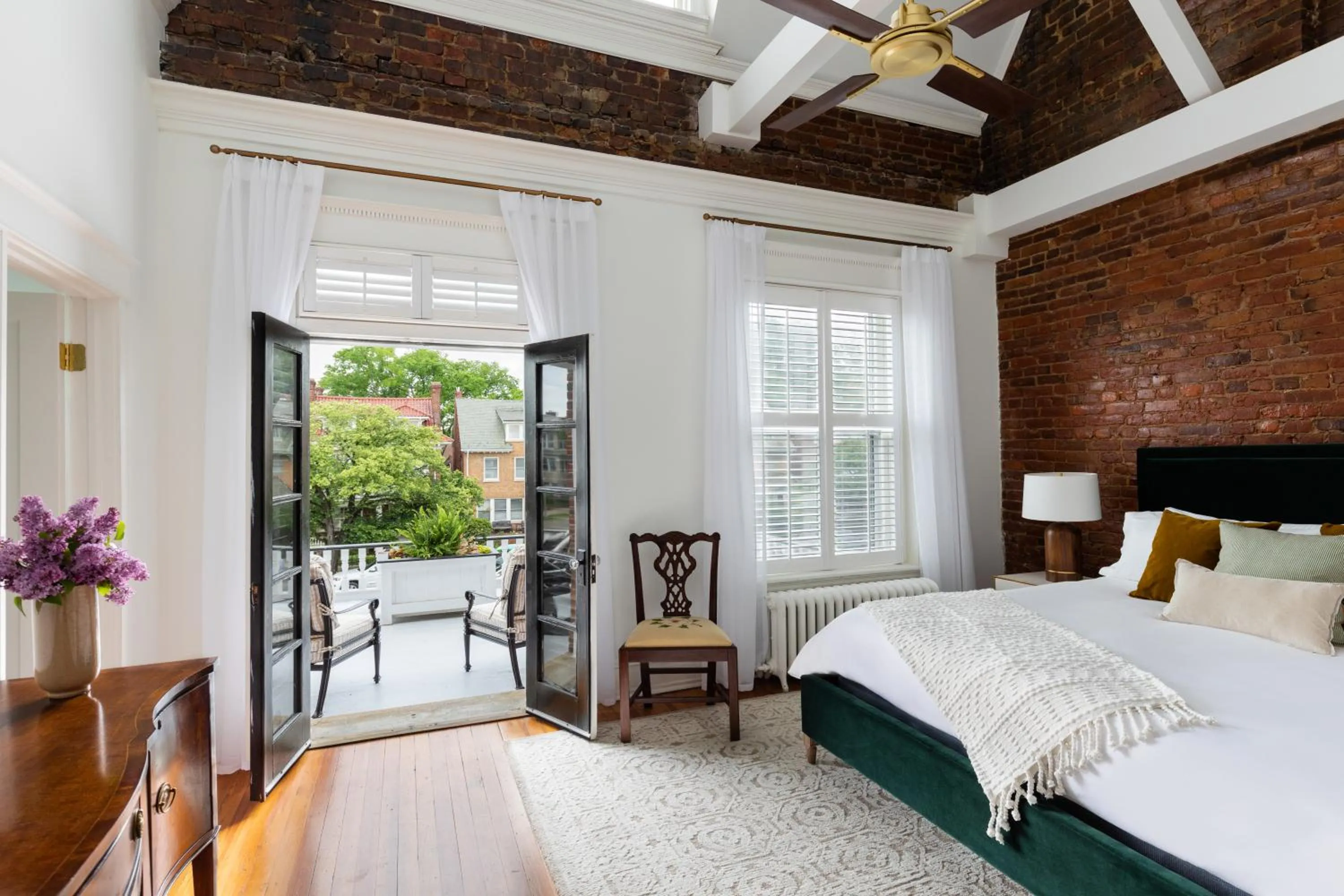 Photo of the whole room, Bed in The Boulevard Inn