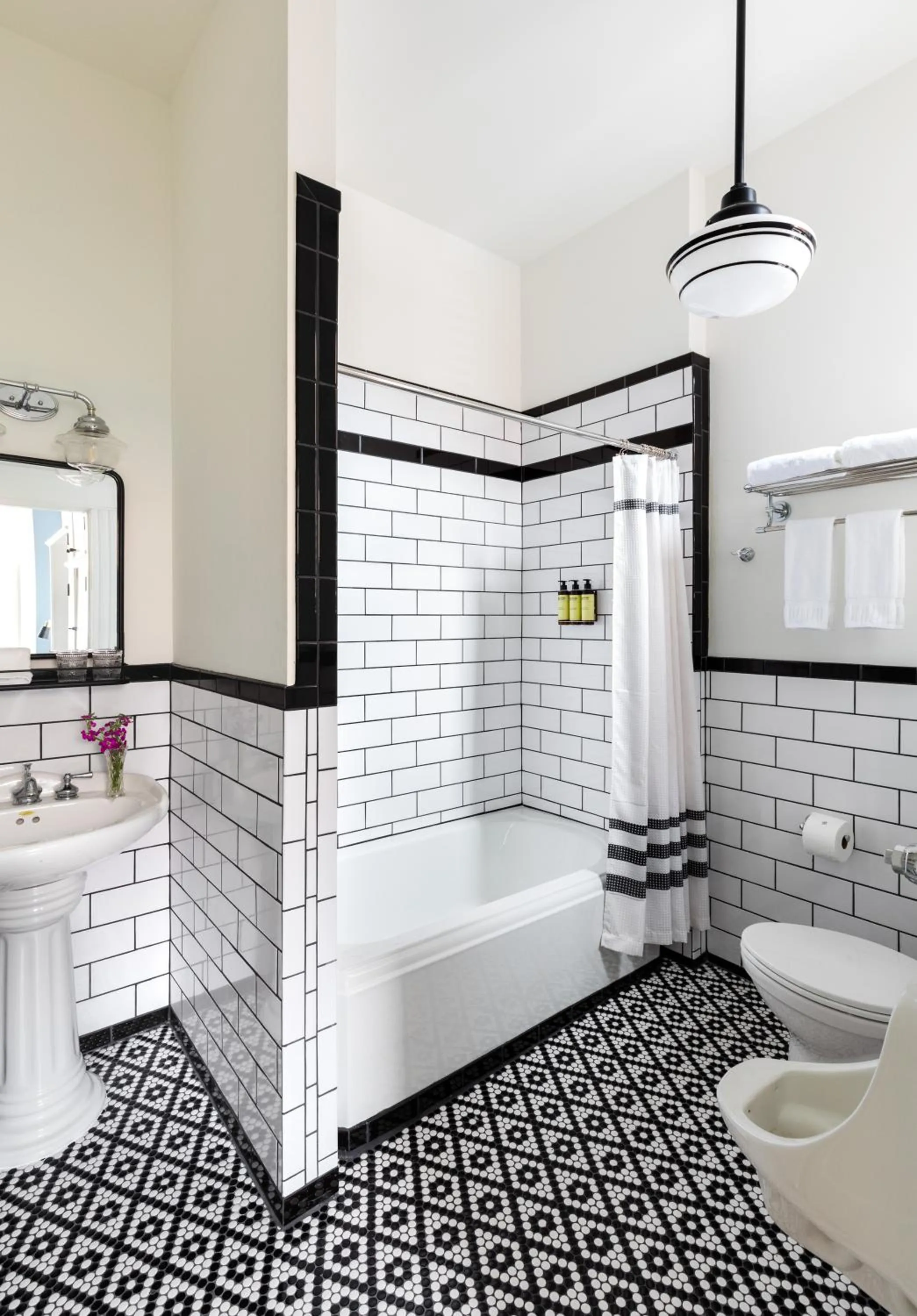 Bathroom, Bed in The Boulevard Inn