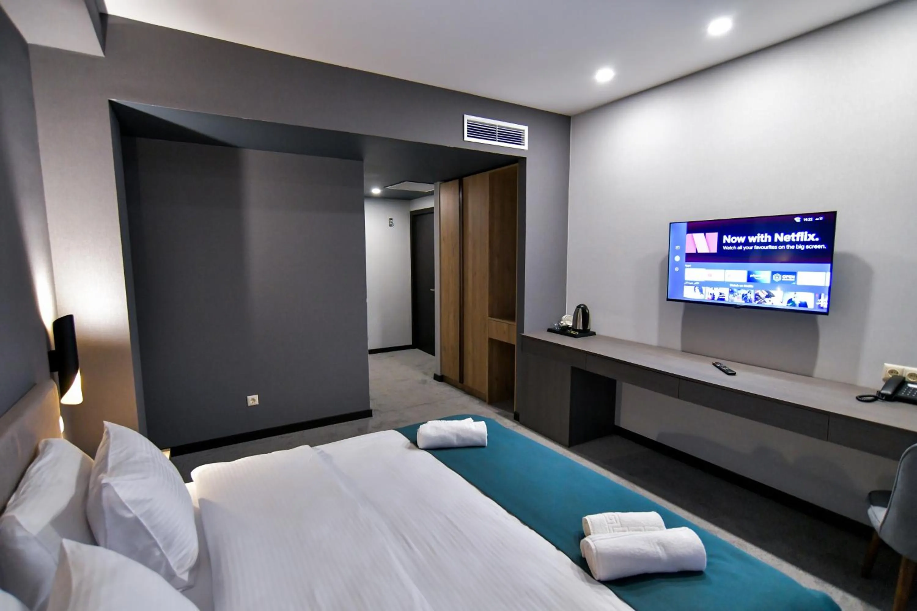 TV and multimedia, Bed in West Inn Georgia