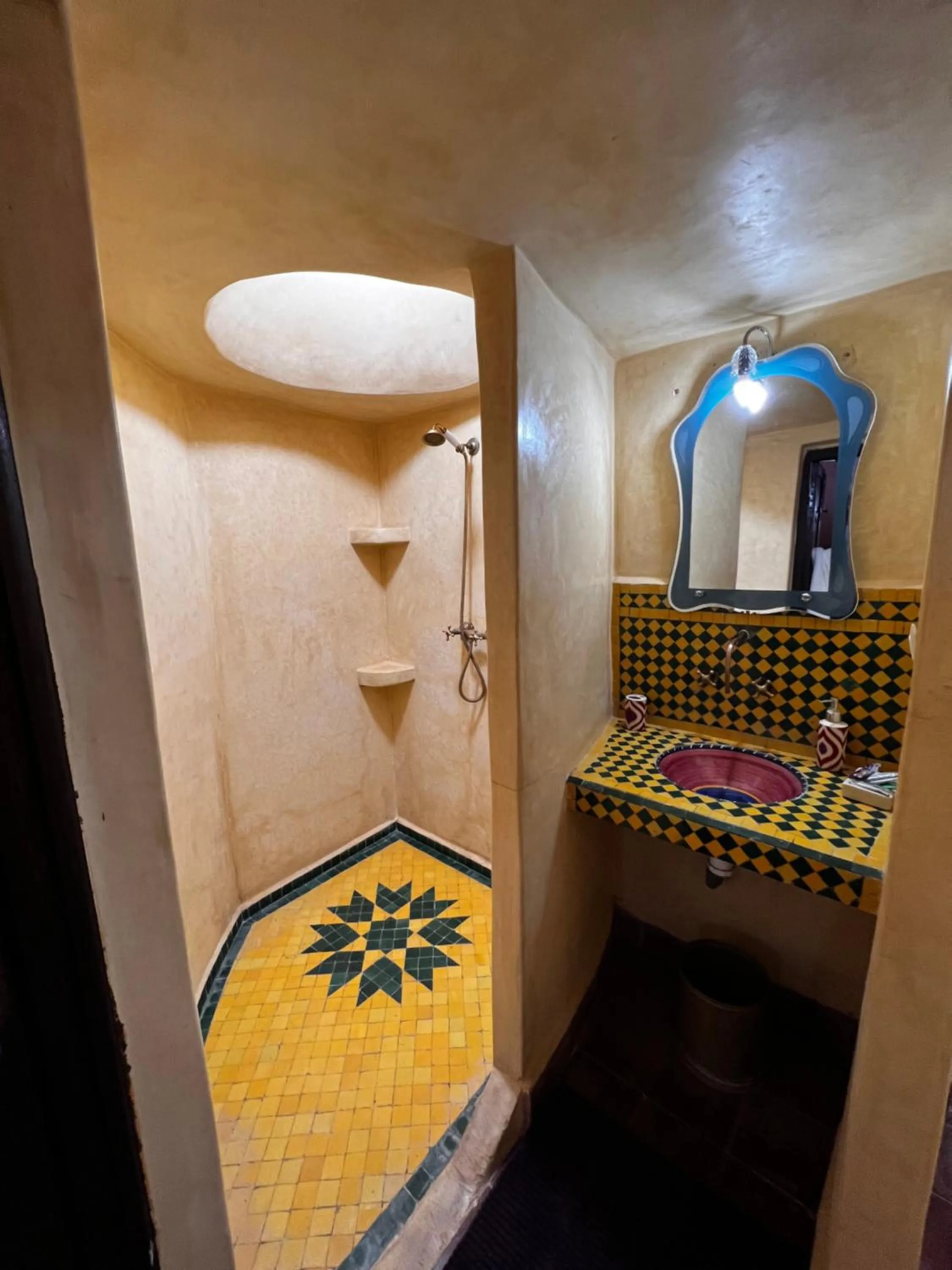 Shower, Bed in Riad Chakir Mogador