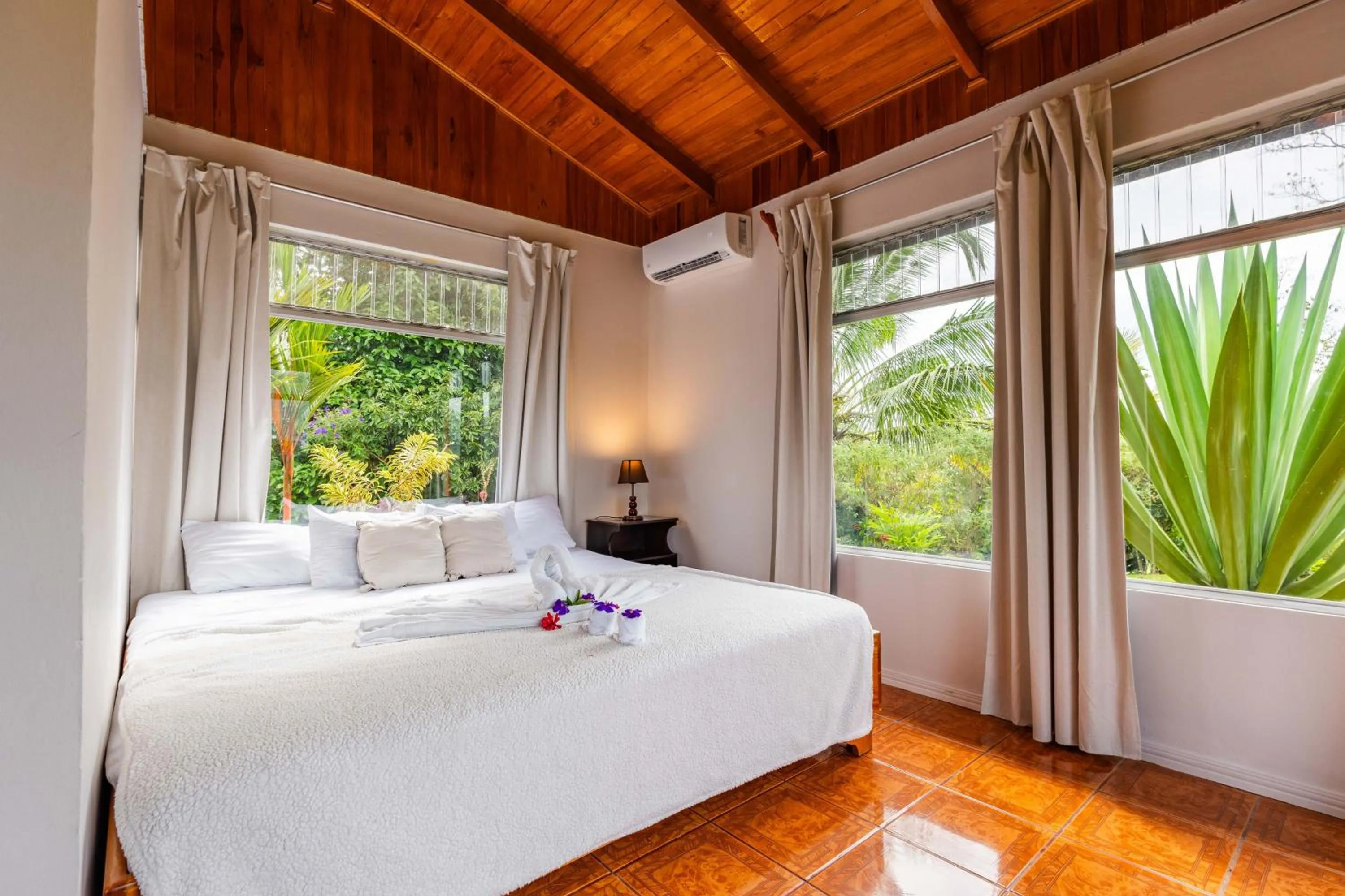 Guests, Bed in Chateau Arenal Hotel & Restaurante