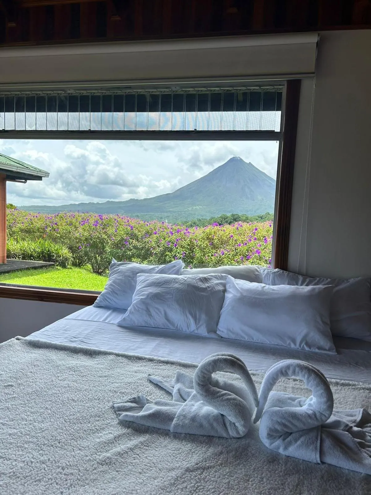 Bed in Chateau Arenal Hotel & Restaurante