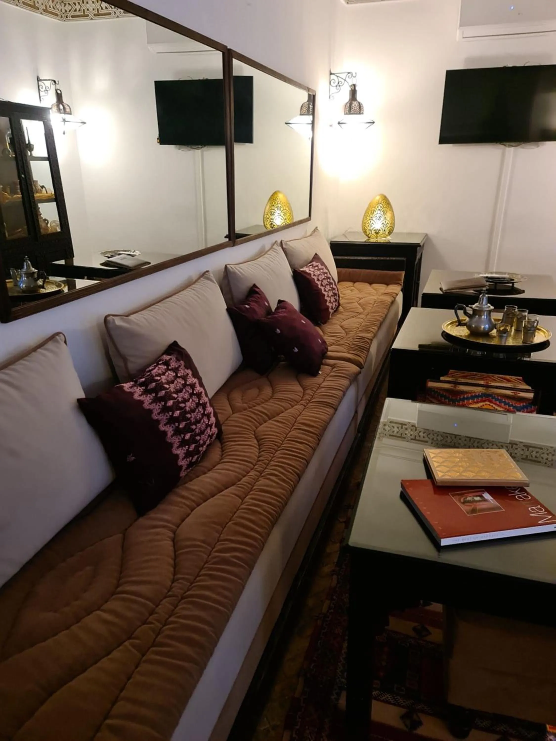 Communal lounge/ TV room, Bed in Riad Aubrac