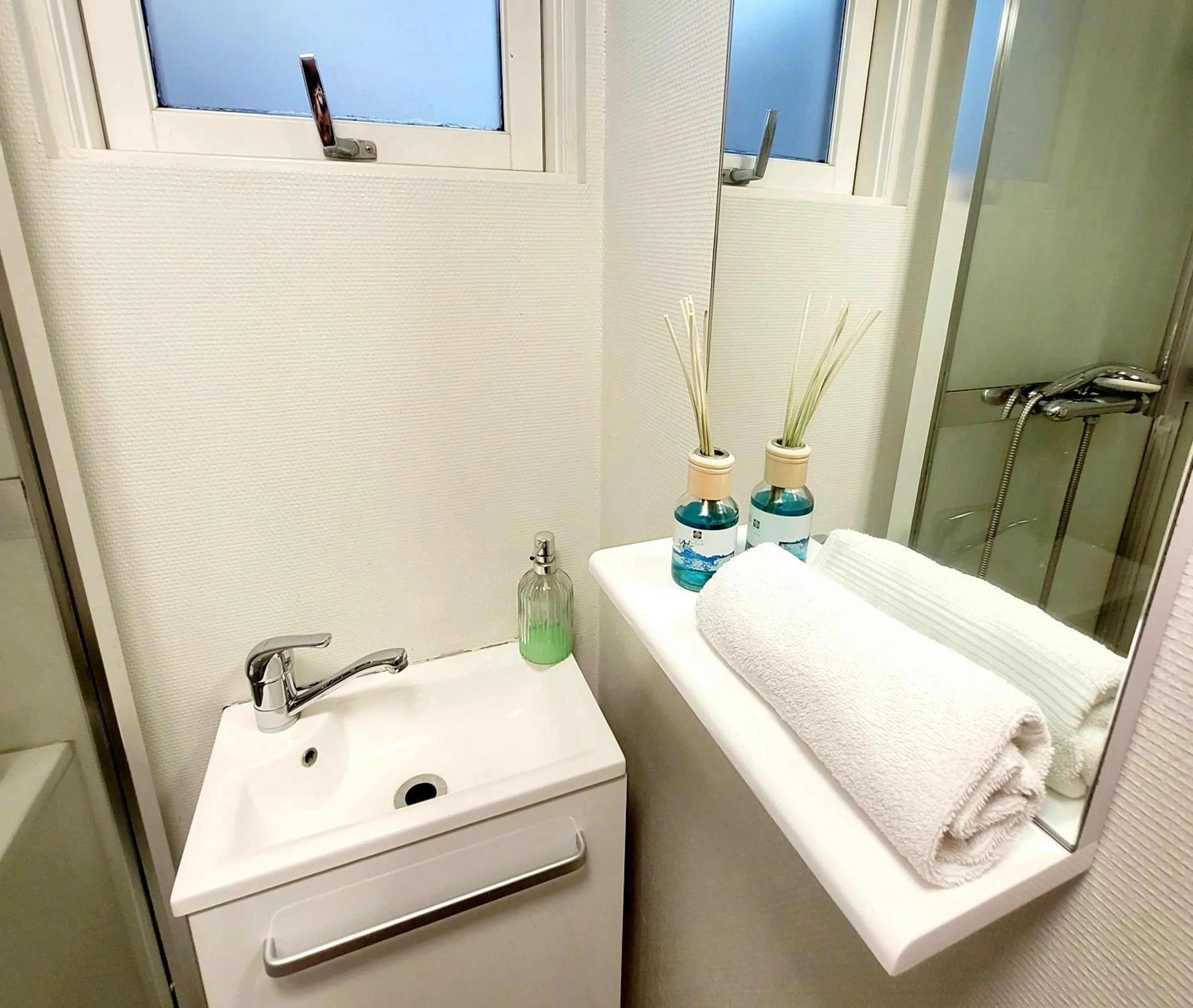 Shower in B&B Guesthouse - Bed and Breakfast Keflavik Centre