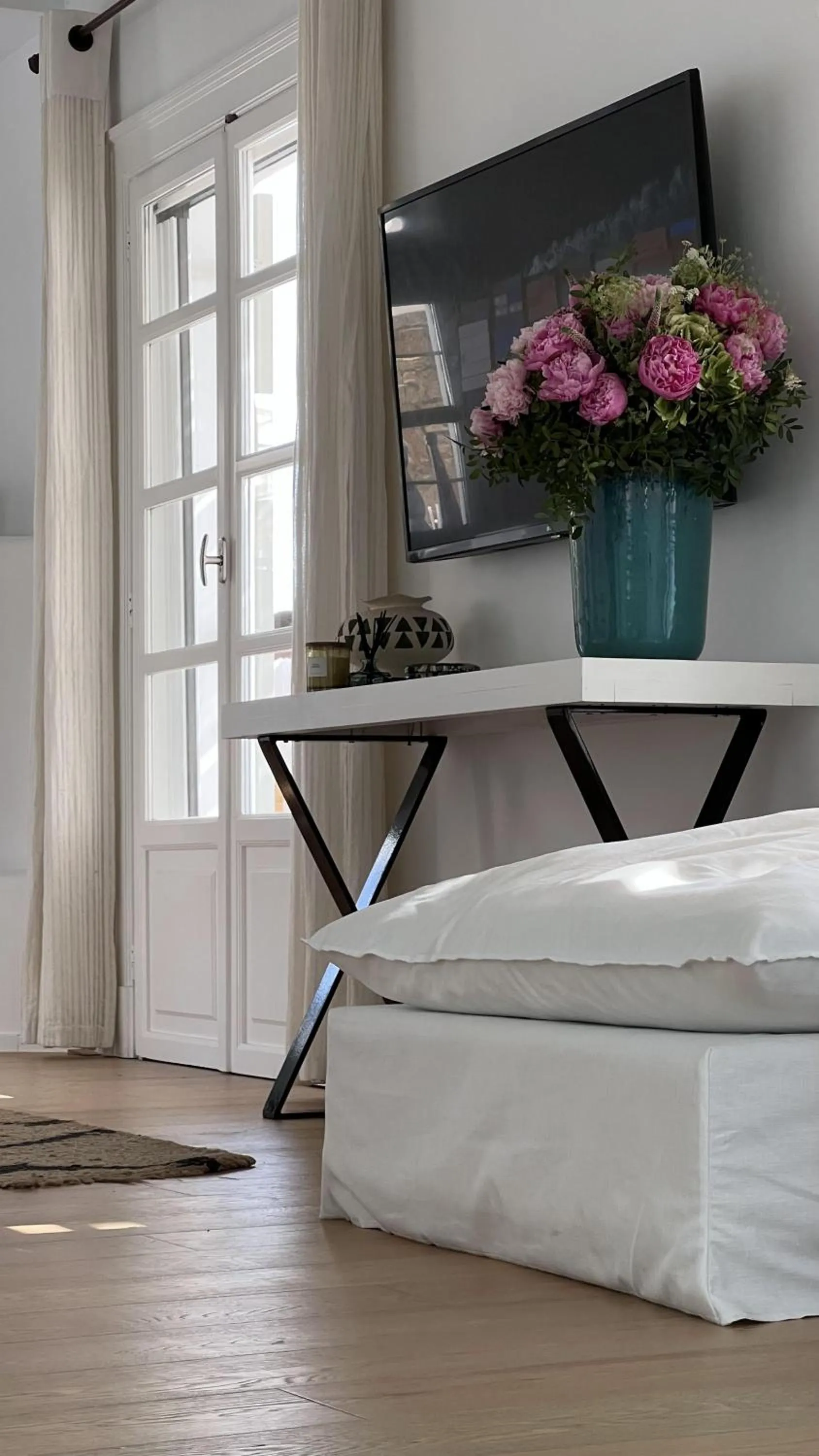 TV and multimedia, Bed in Nomia Sunset Suites Mykonos