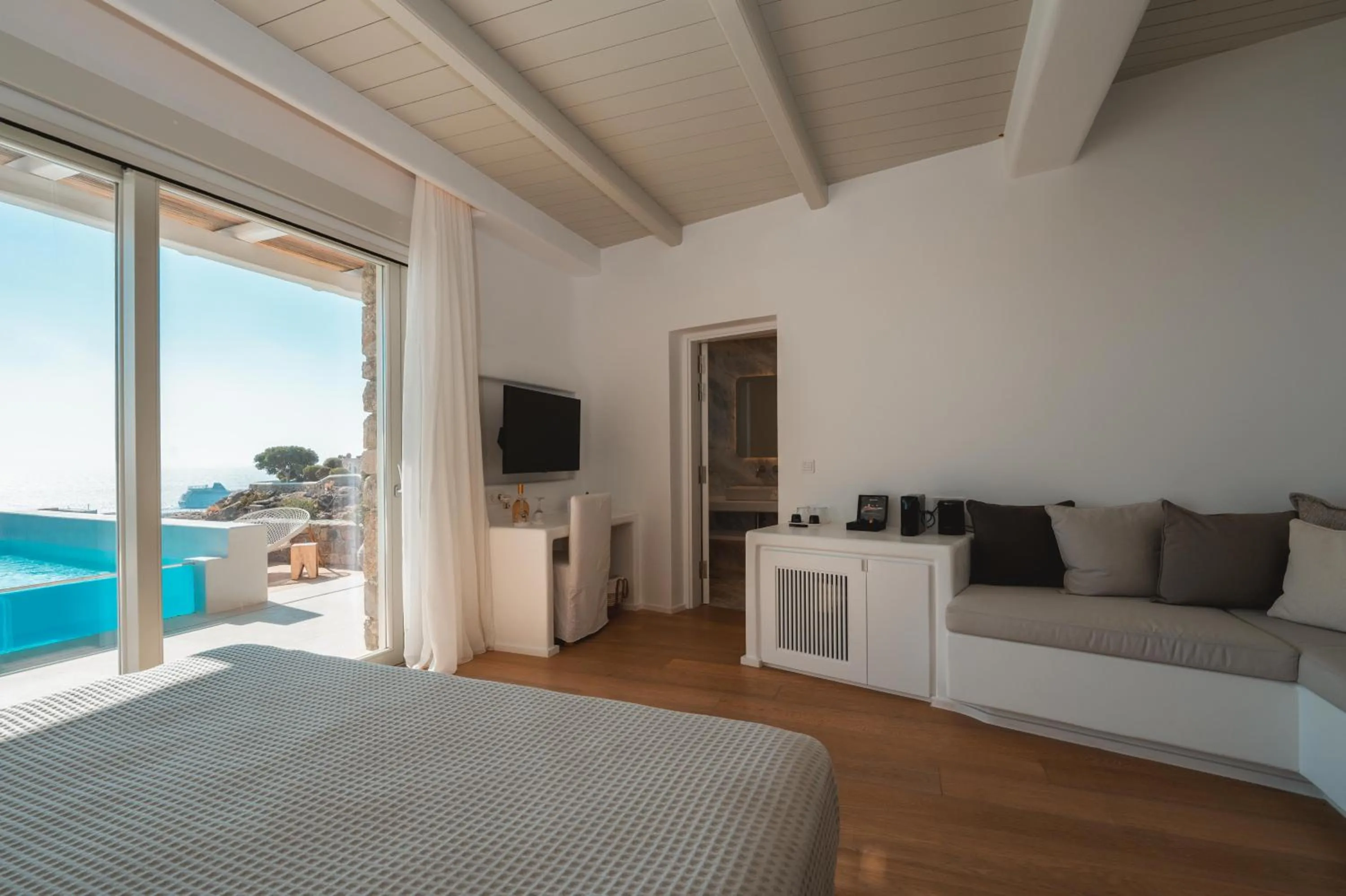 Bed in Nomia Sunset Suites Mykonos