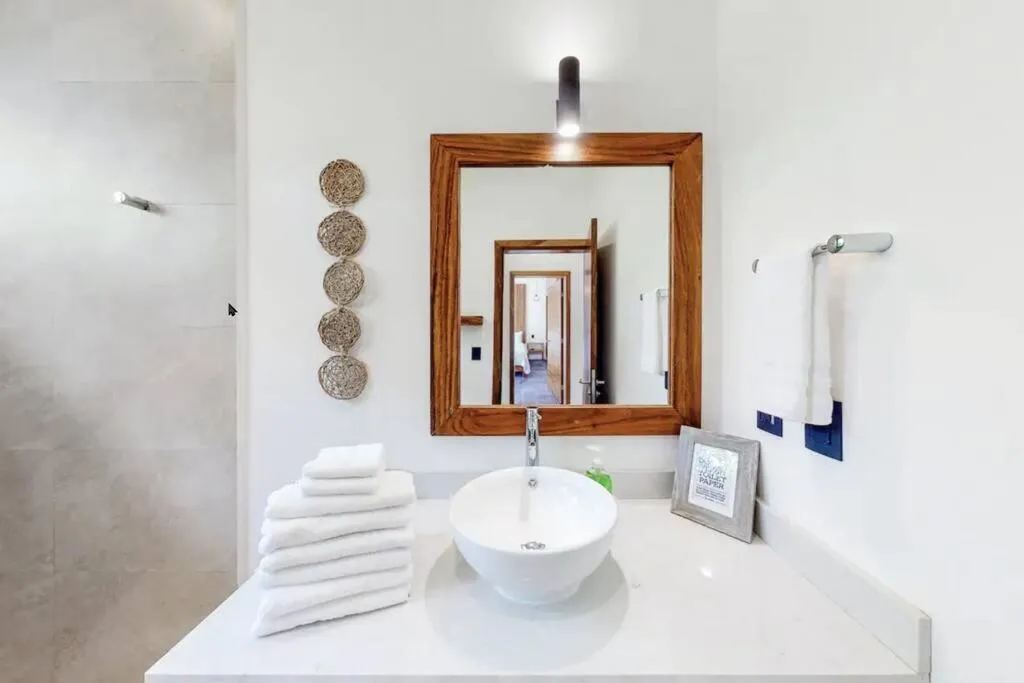 Contemporary poolside Condo, Wi-Fi - Paraiso Kaanal 101