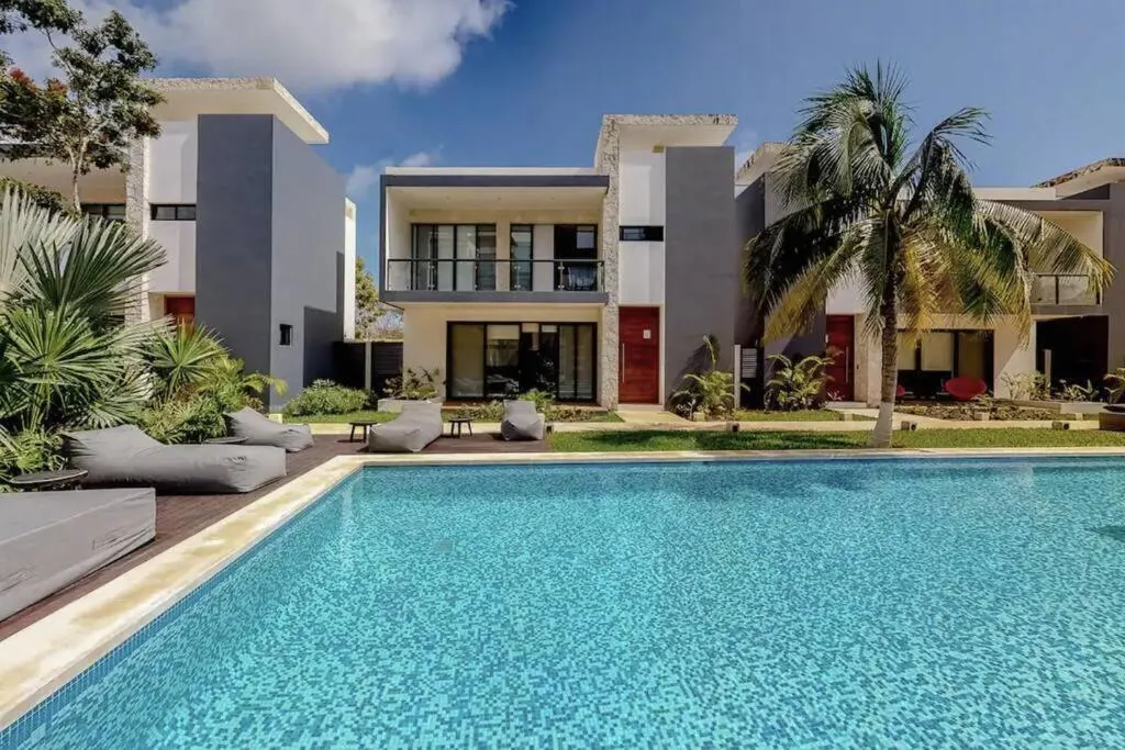 Contemporary poolside Condo, Wi-Fi - Paraiso Kaanal 101