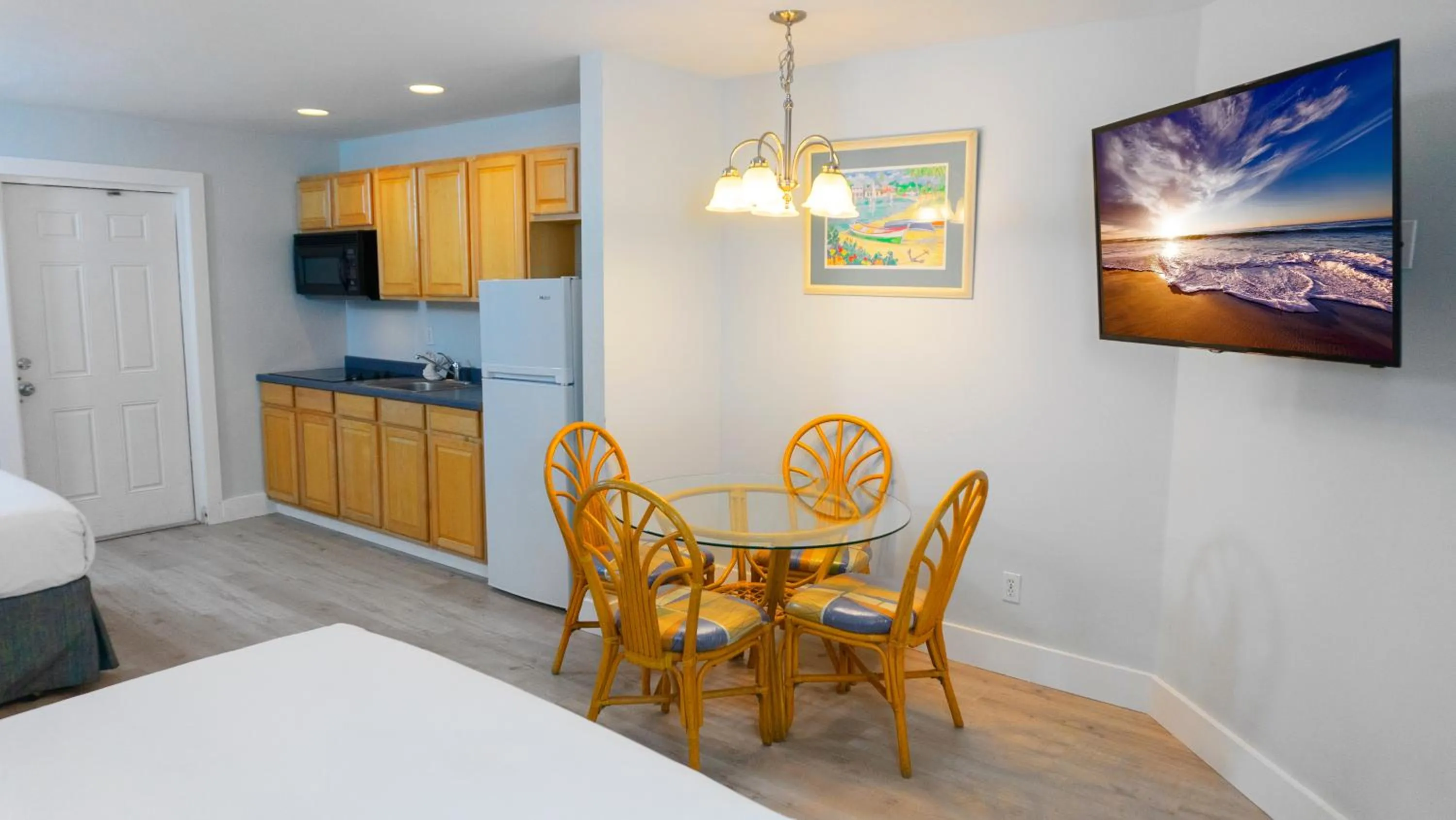 Kitchen or kitchenette, Bed in Lighthouse Resort: Inn & Suites