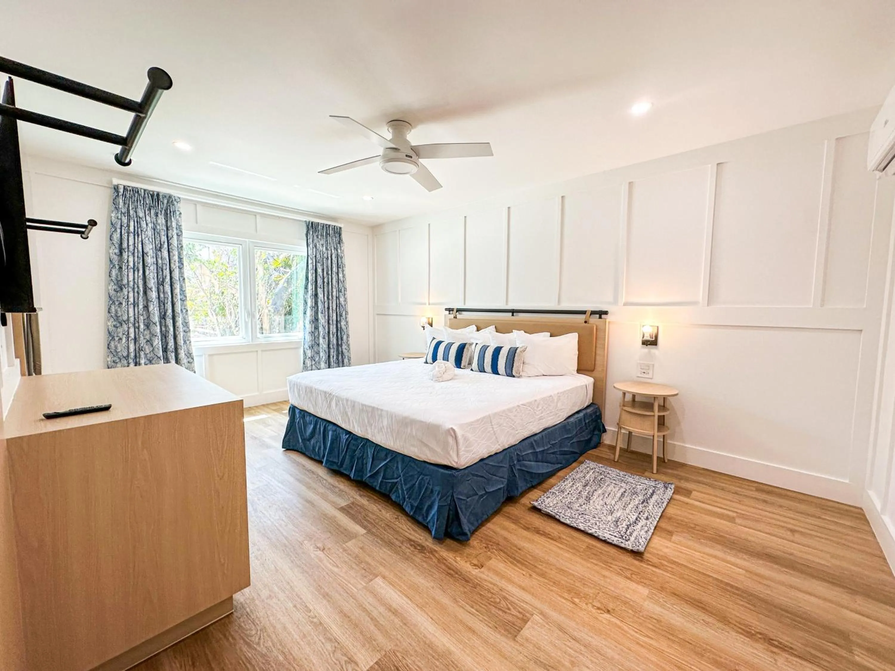 Bedroom, Bed in Lighthouse Resort: Inn & Suites