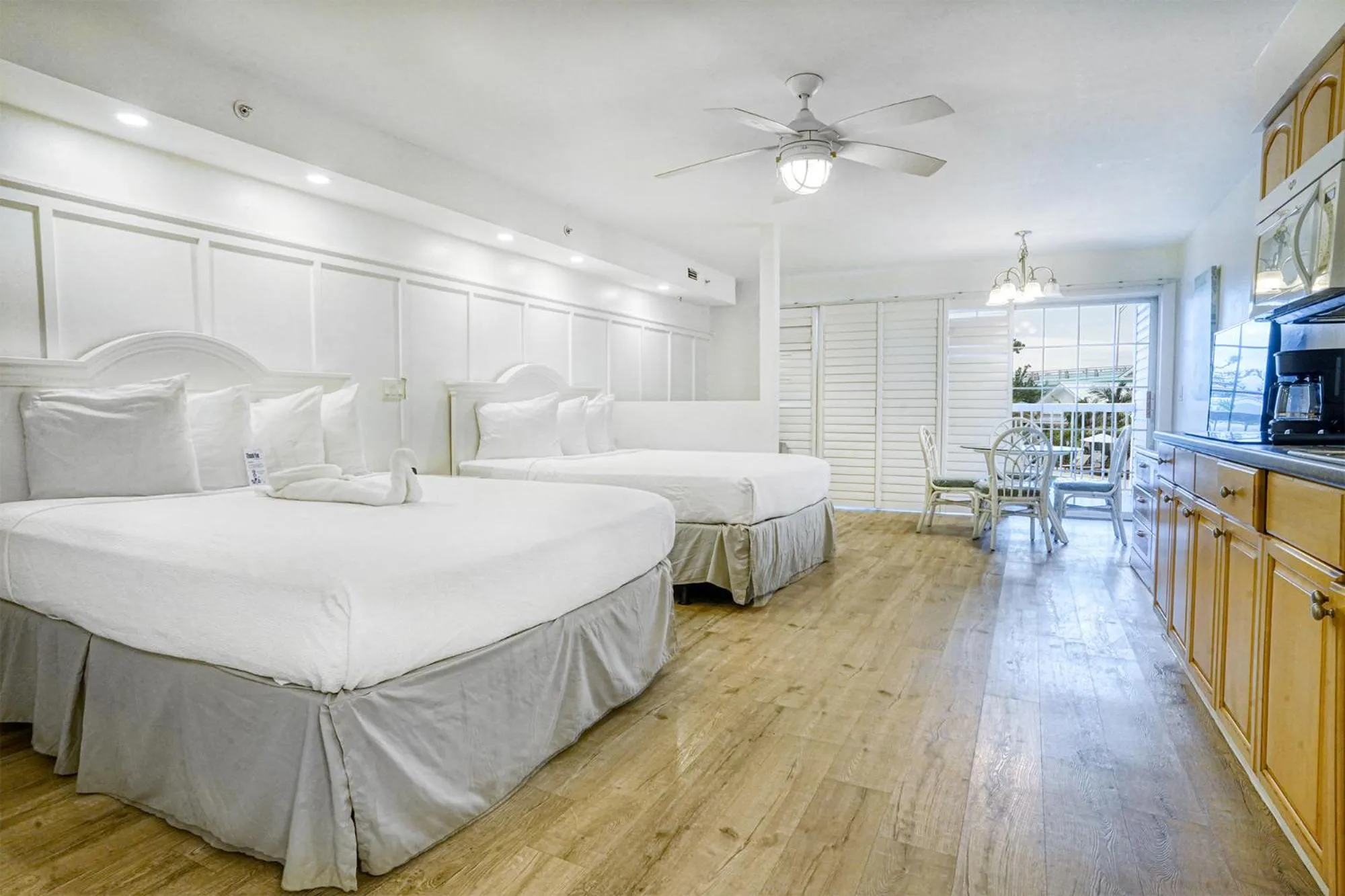 Bed in Lighthouse Resort: Inn & Suites