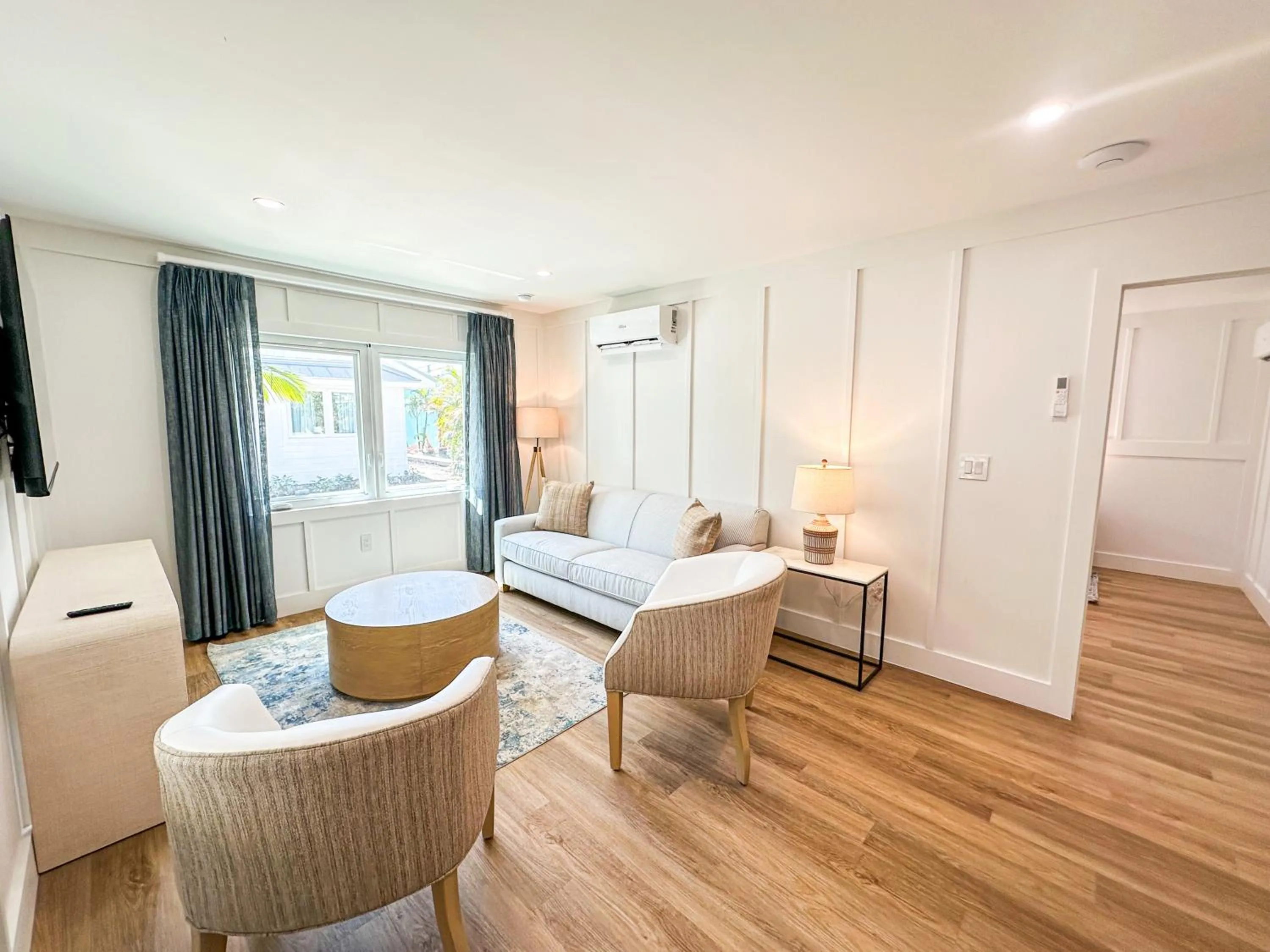 Living room, Bed in Lighthouse Resort: Inn & Suites