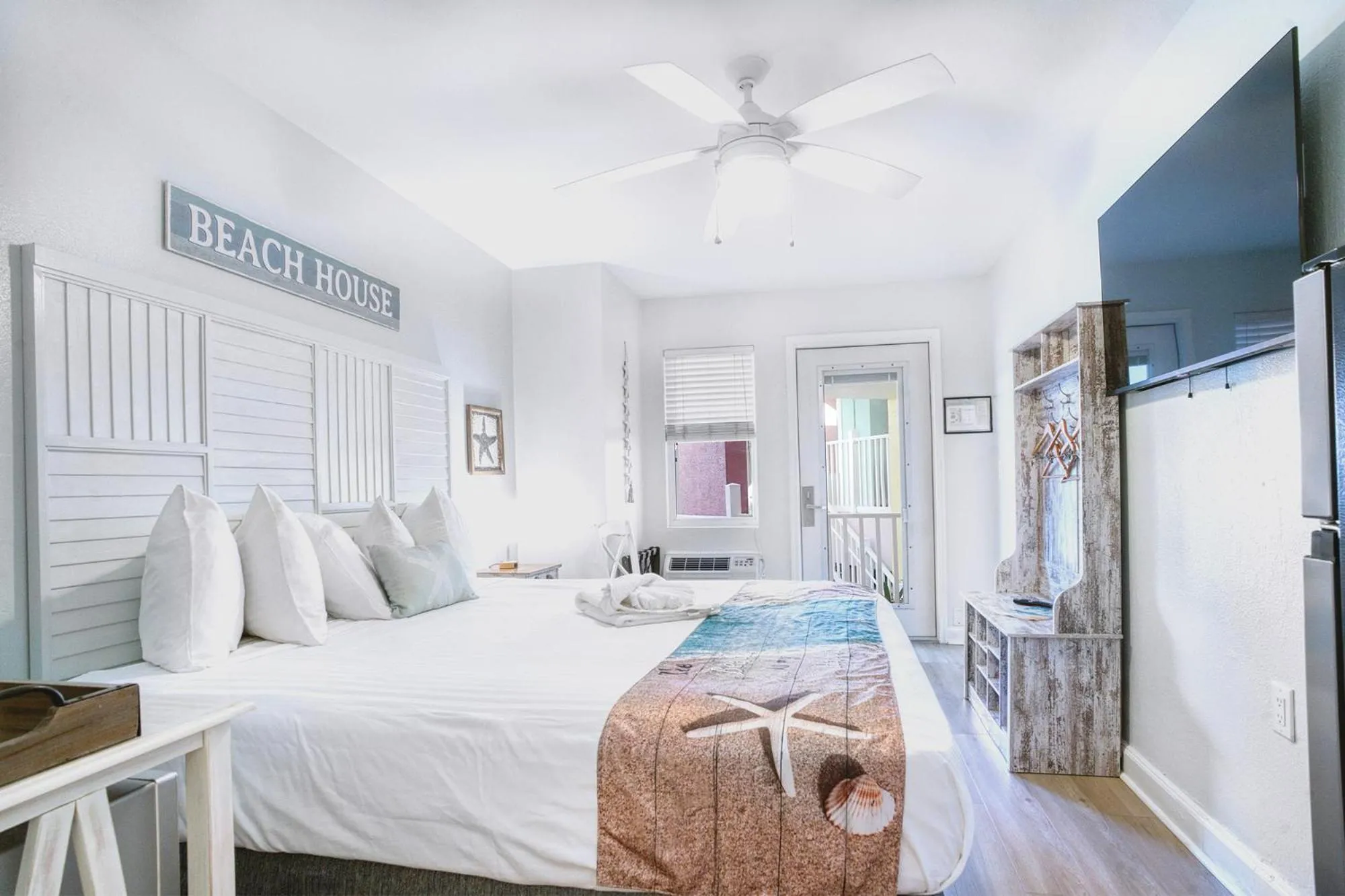 Bed in Lighthouse Resort: Inn & Suites