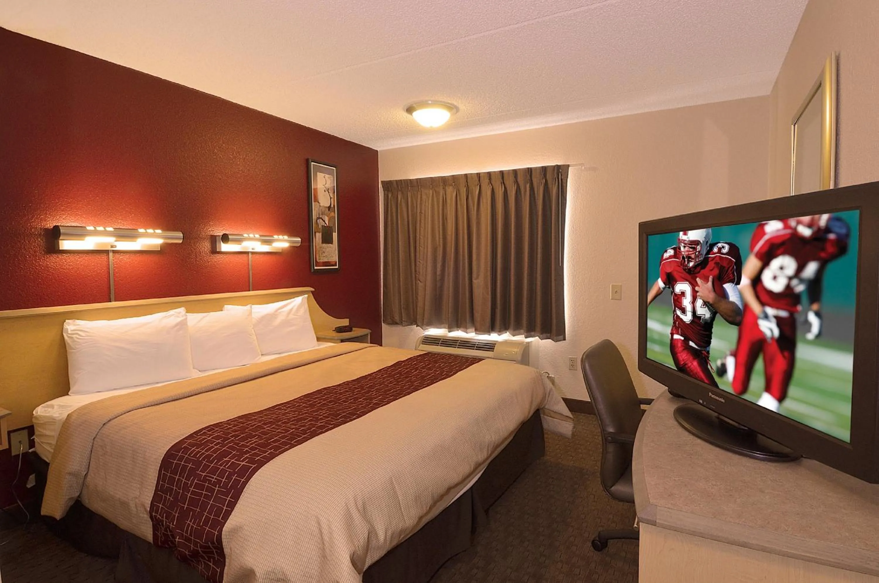 Photo of the whole room, Bed in Red Roof Inn San Antonio Airport