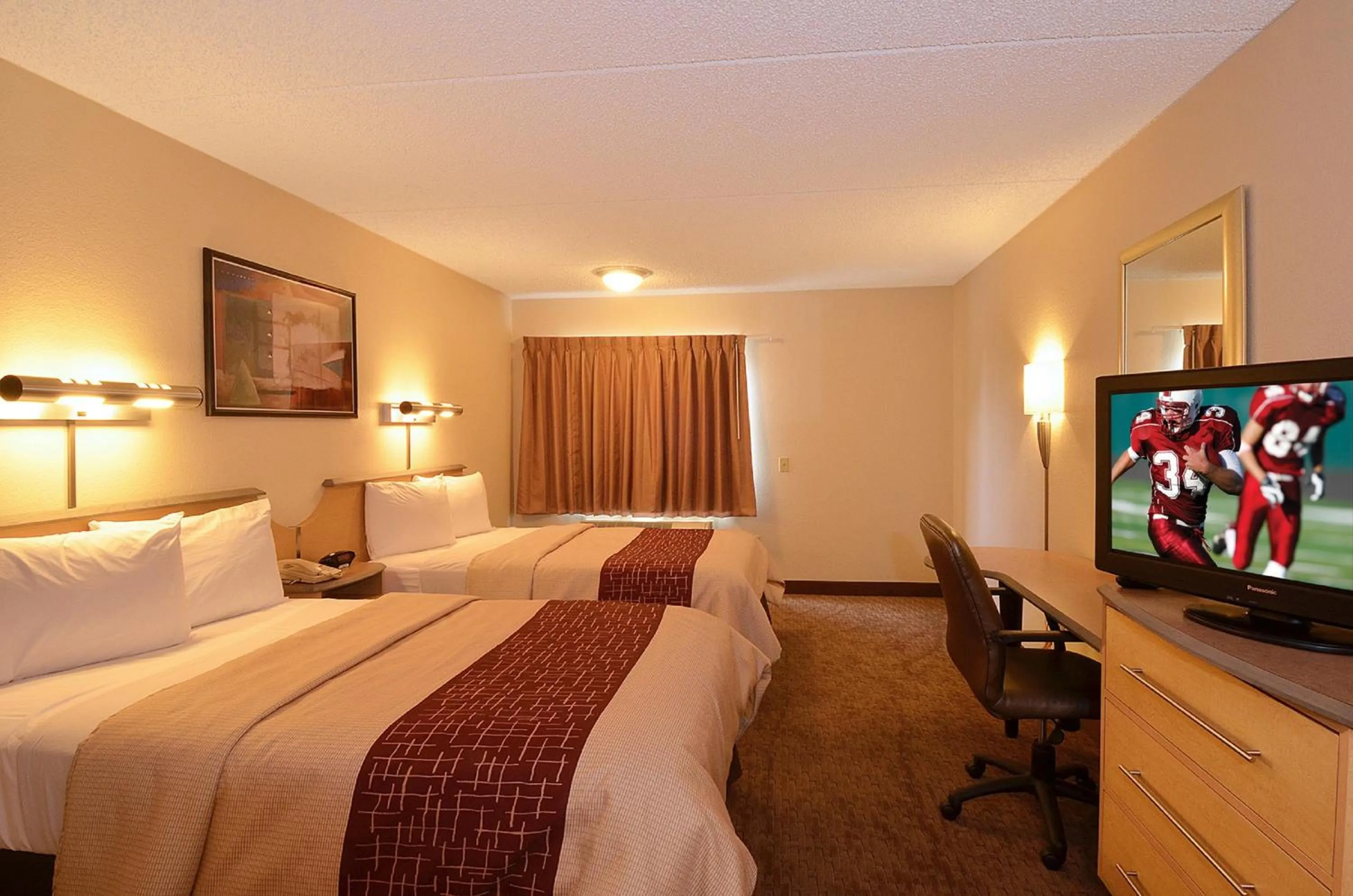 Photo of the whole room, Bed in Red Roof Inn San Antonio Airport