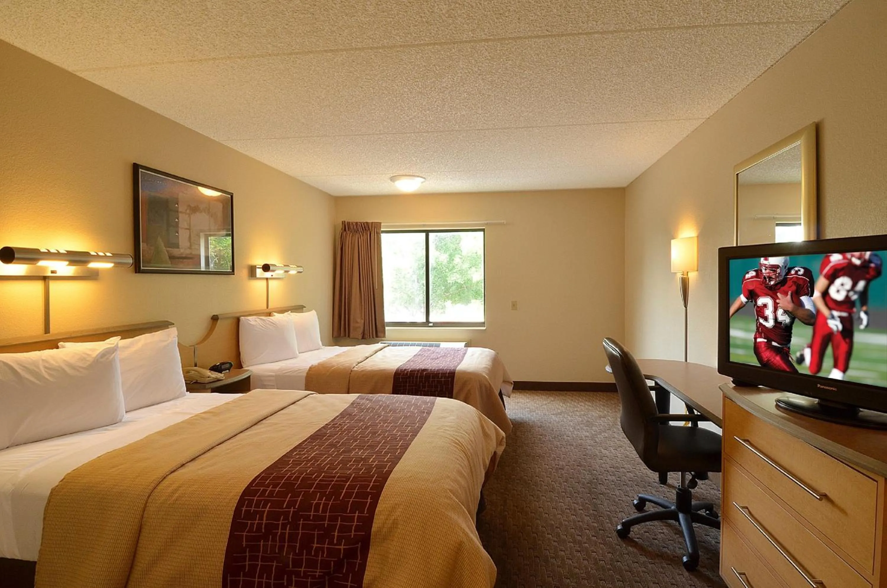 Photo of the whole room, Bed in Red Roof Inn San Antonio Airport